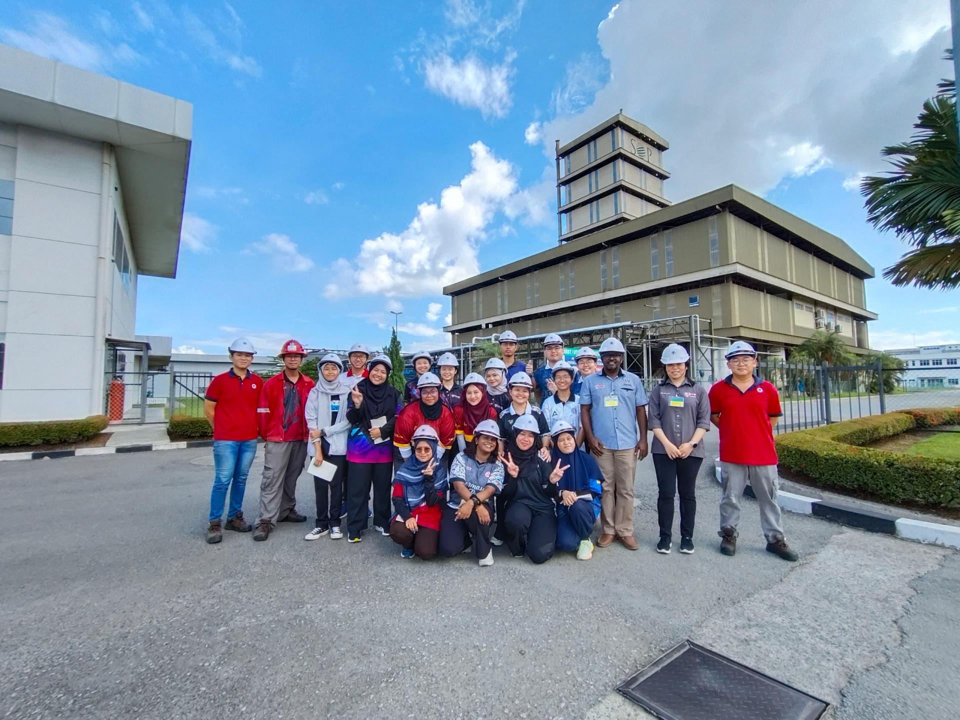 马来西亚布特拉大学（UPM）民都鲁分校师生参访团在民都鲁砂拉越油棕集團食用油公司合影留念，实地了解棕榈油精炼生产工艺。