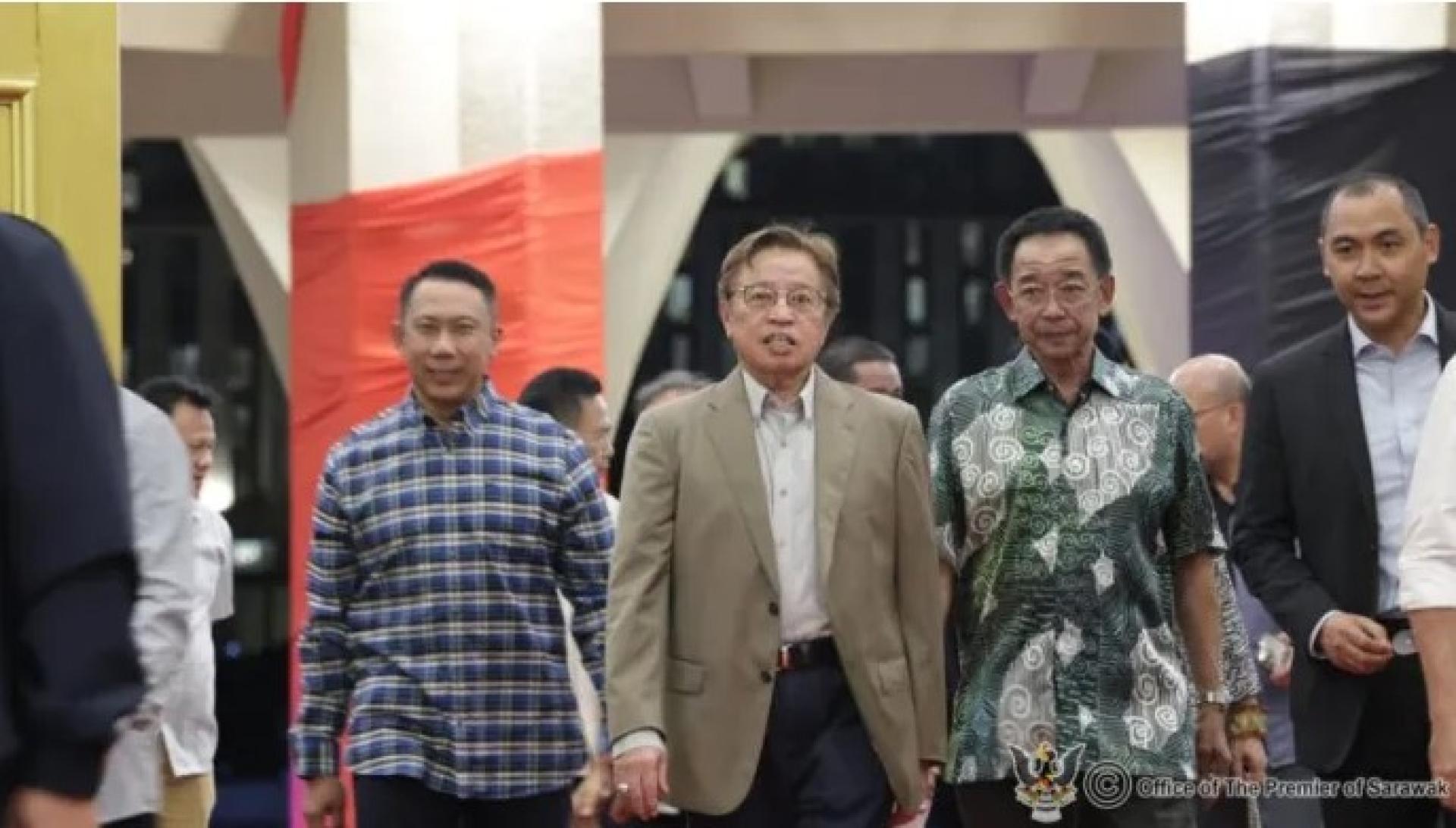 阿邦佐哈里（中）于2025年5月27日抵达砂立法议会大楼，参加GPS后座议员之夜，陪同者为砂领导人。