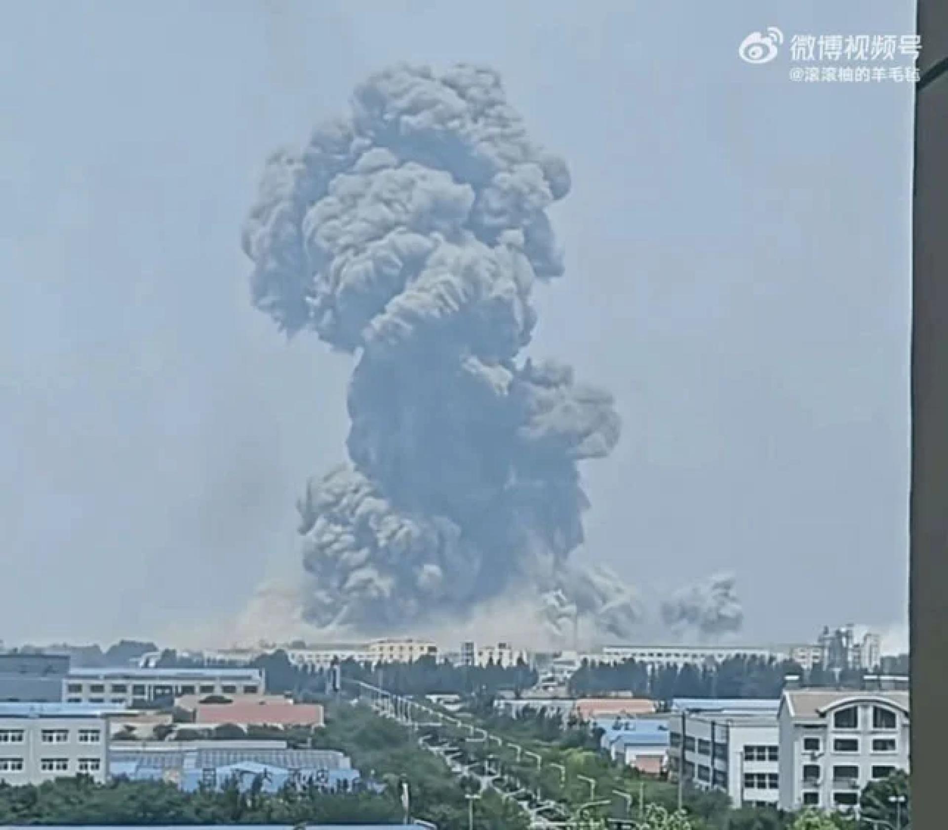 爆炸发生后，现场升起浓烟，周边部分民居的玻璃被震碎，有网民拍摄到疑似“蘑菇云”的画面。
