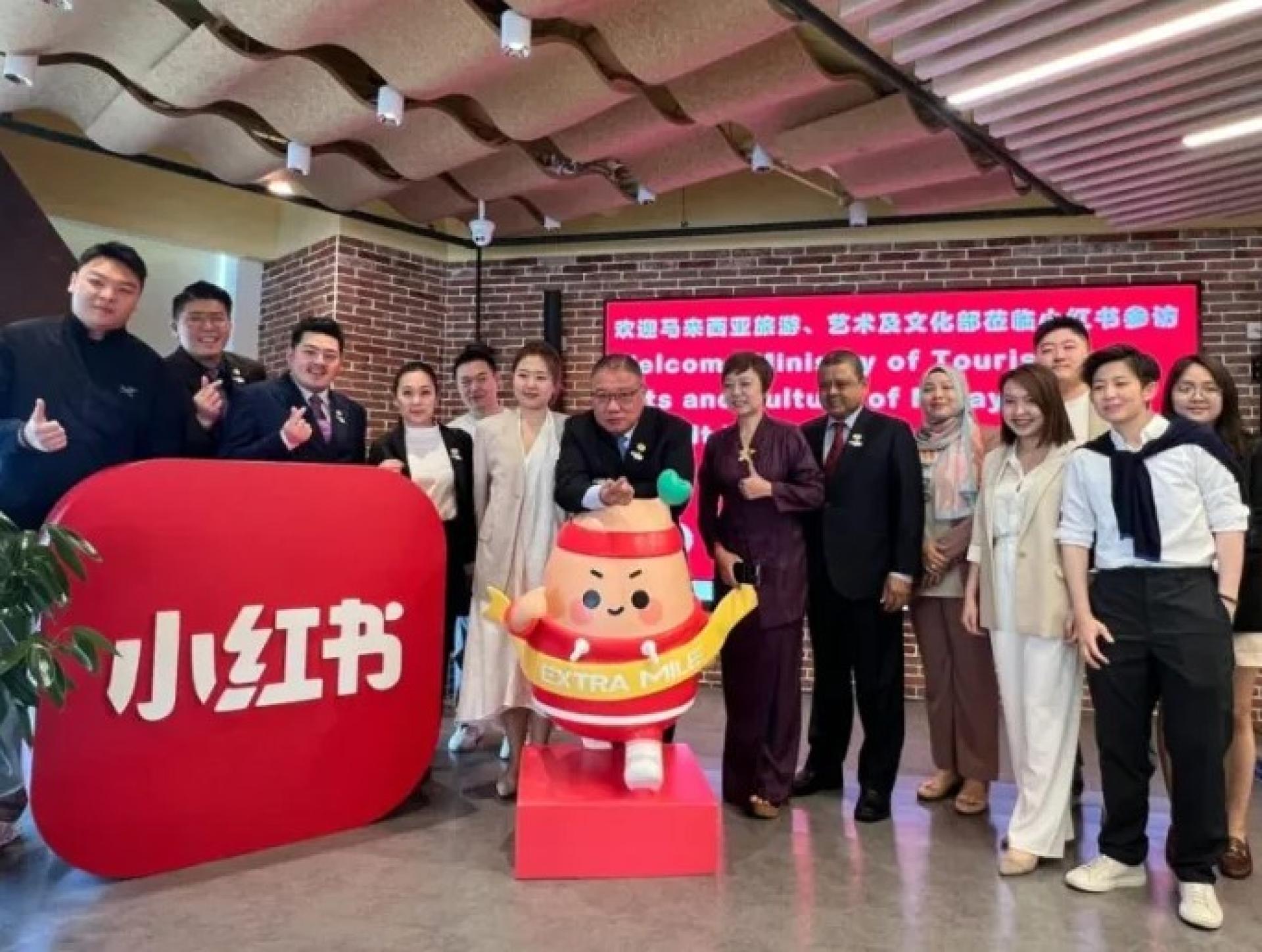 张庆信与小红书团队在中国上海合影。