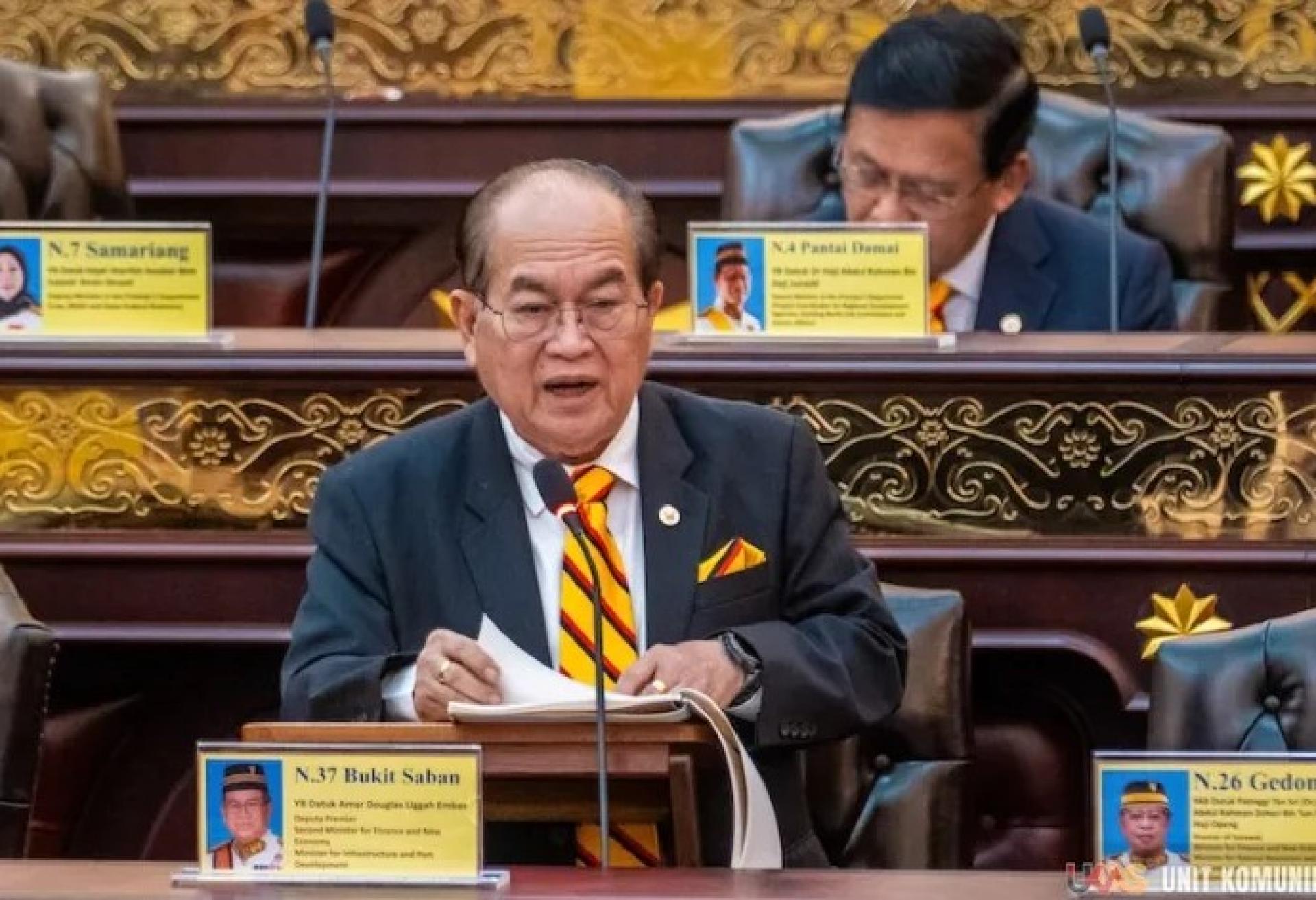 道格拉斯于2025年5月28日在砂拉越州议会发表部长总结发言。