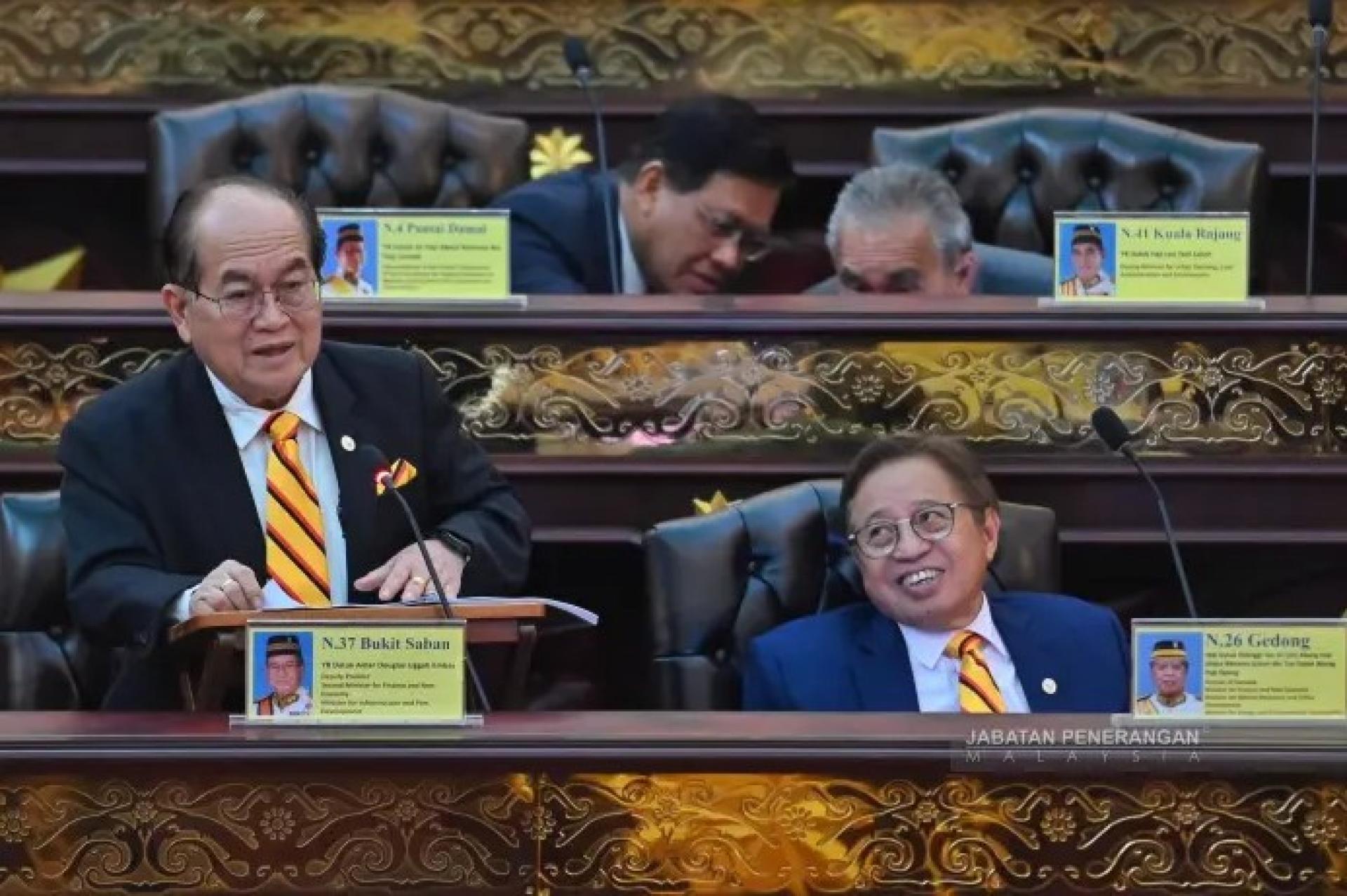 副总理拿督阿玛道格拉斯在5月28日州议会会议中发表部长结语演讲，砂拉越总理拿督巴丁宜丹斯里阿邦佐哈里敦奥本（右）旁听。