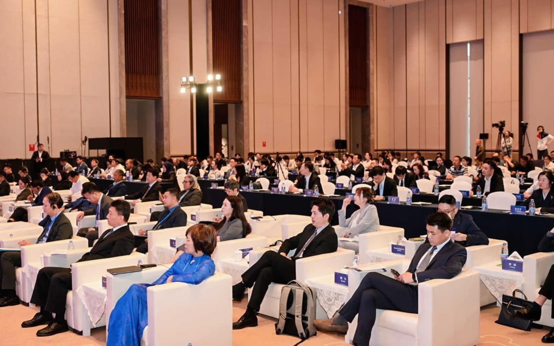 2025年中国-东盟媒体合作论坛汇聚来自东盟成员国与中国的政府高层代表、媒体人员和智库专家，共商人工智能相关议题。