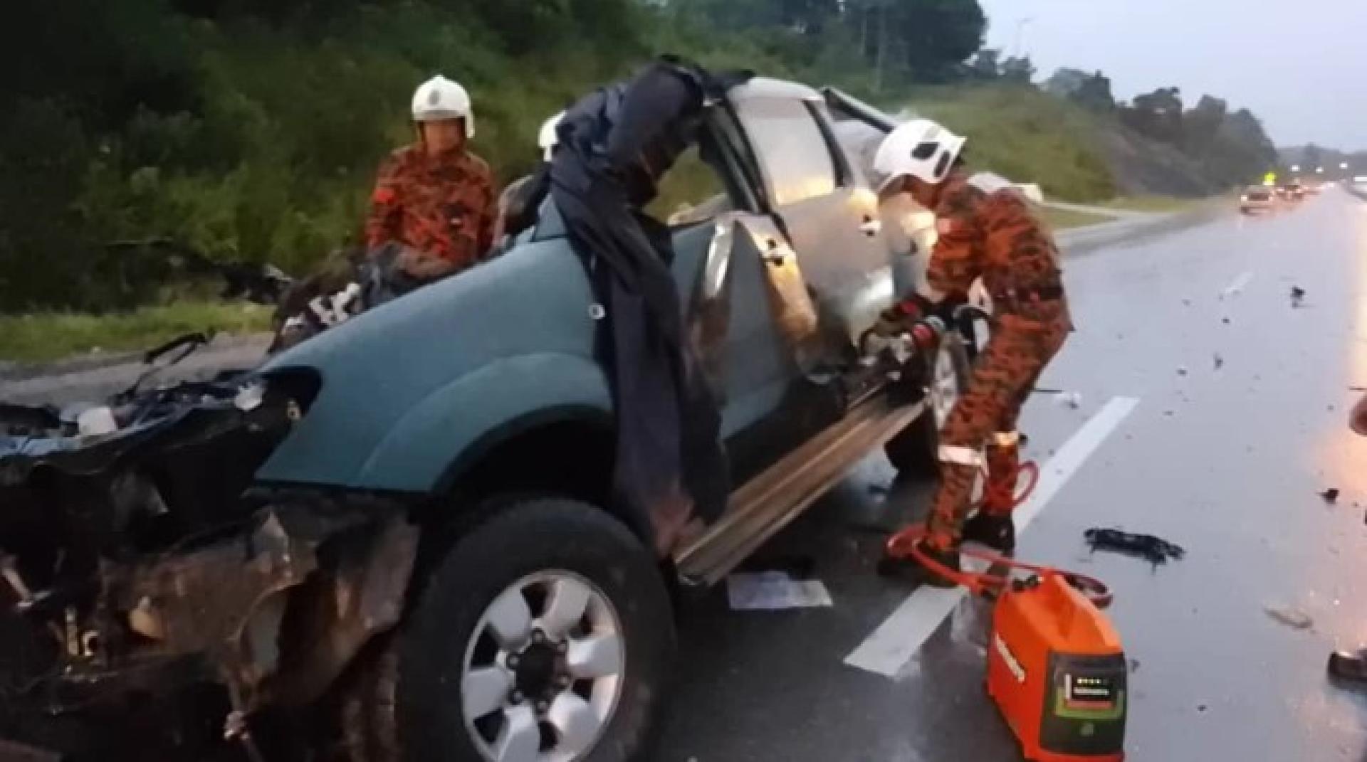 Keadaan kenderaan remuk setelah terlibat dalam kemalangan.