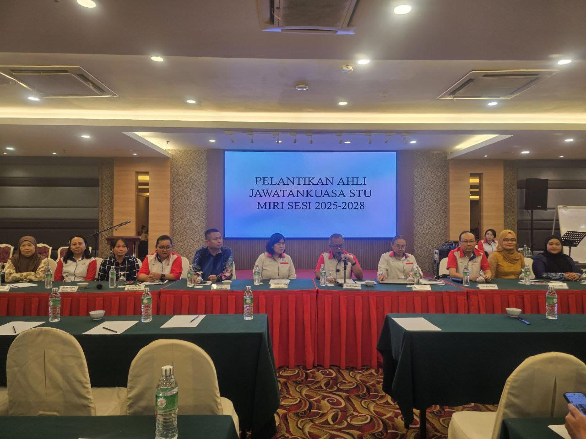 砂拉越教师工会美里分会会员大会进行时摄。图为美里分会主席拉迪拉温主持会议。