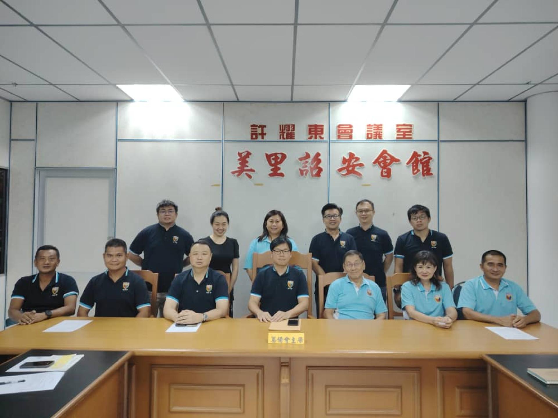 美里诏安会馆青年团“47周年团庆暨孝亲敬老午宴”筹备会成员合影。图前排右3起为会长林贤德、筹备会主席沈明森，以及团长许伟強。