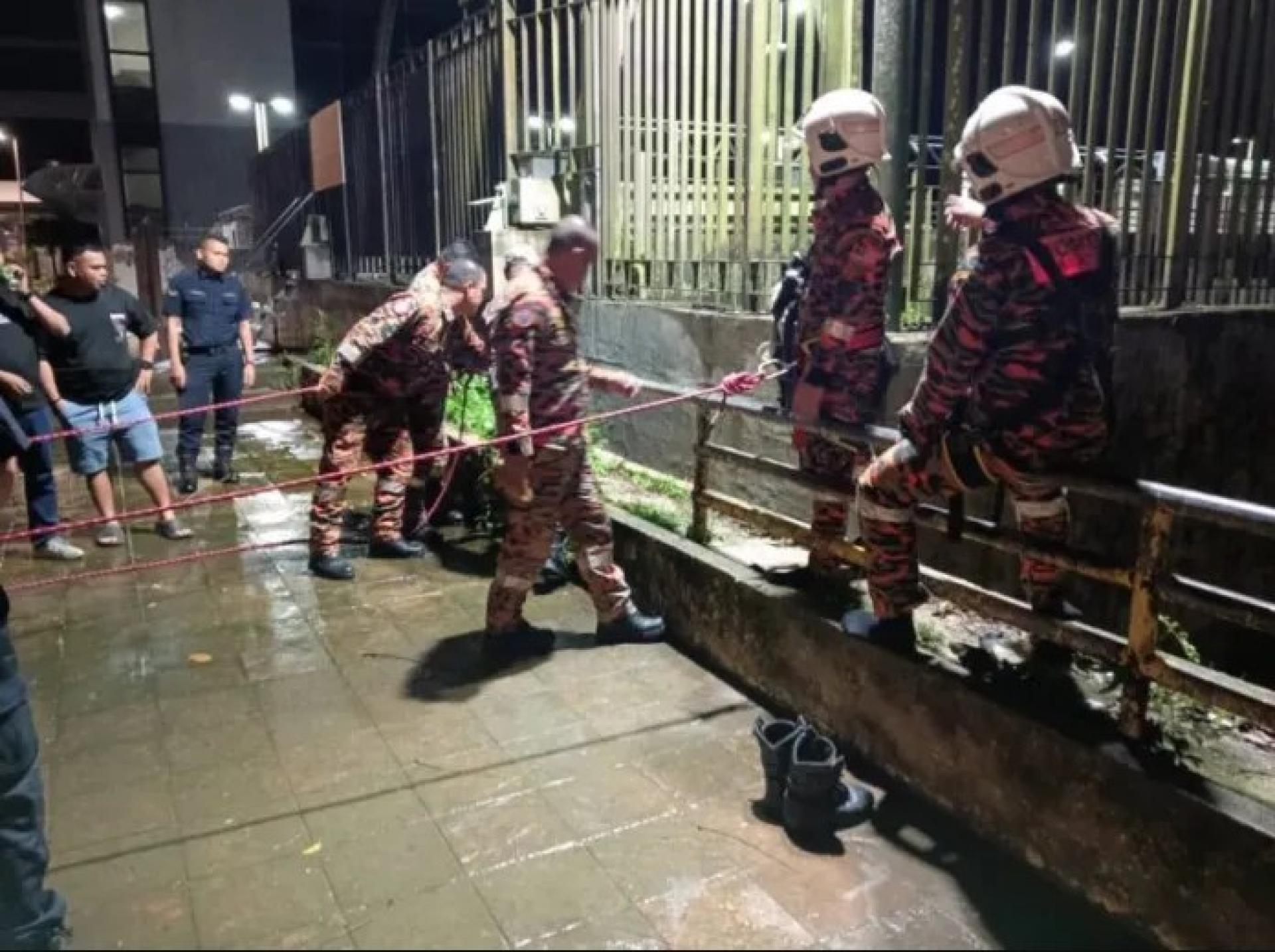 消防员使用绳索和安全吊带等设备展开救援行动。