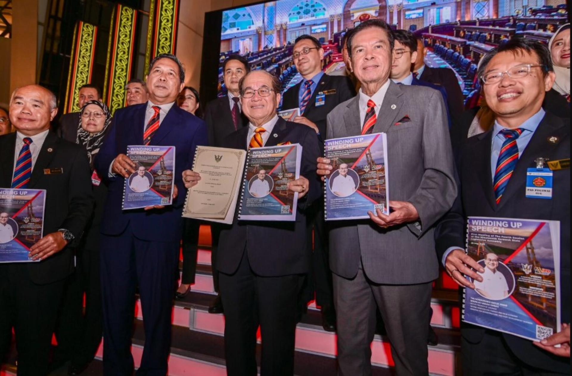 道格拉斯（中）展示其部长总结文件，与基础设施副部长拿督艾德尔·拉里伍（左2）、港口发展副部长拿督玛章仁吉（左4）等人合影。