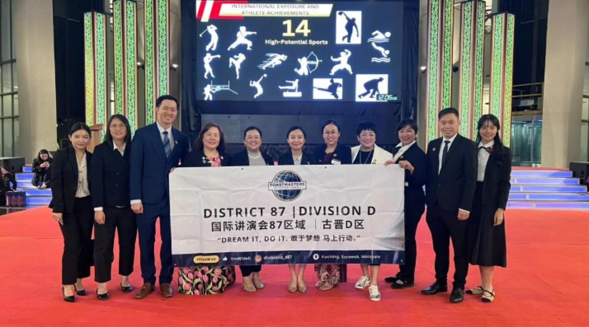 国际演讲会第87区D分区成员于5月27日官方参访砂拉越州立法议会合影留念。