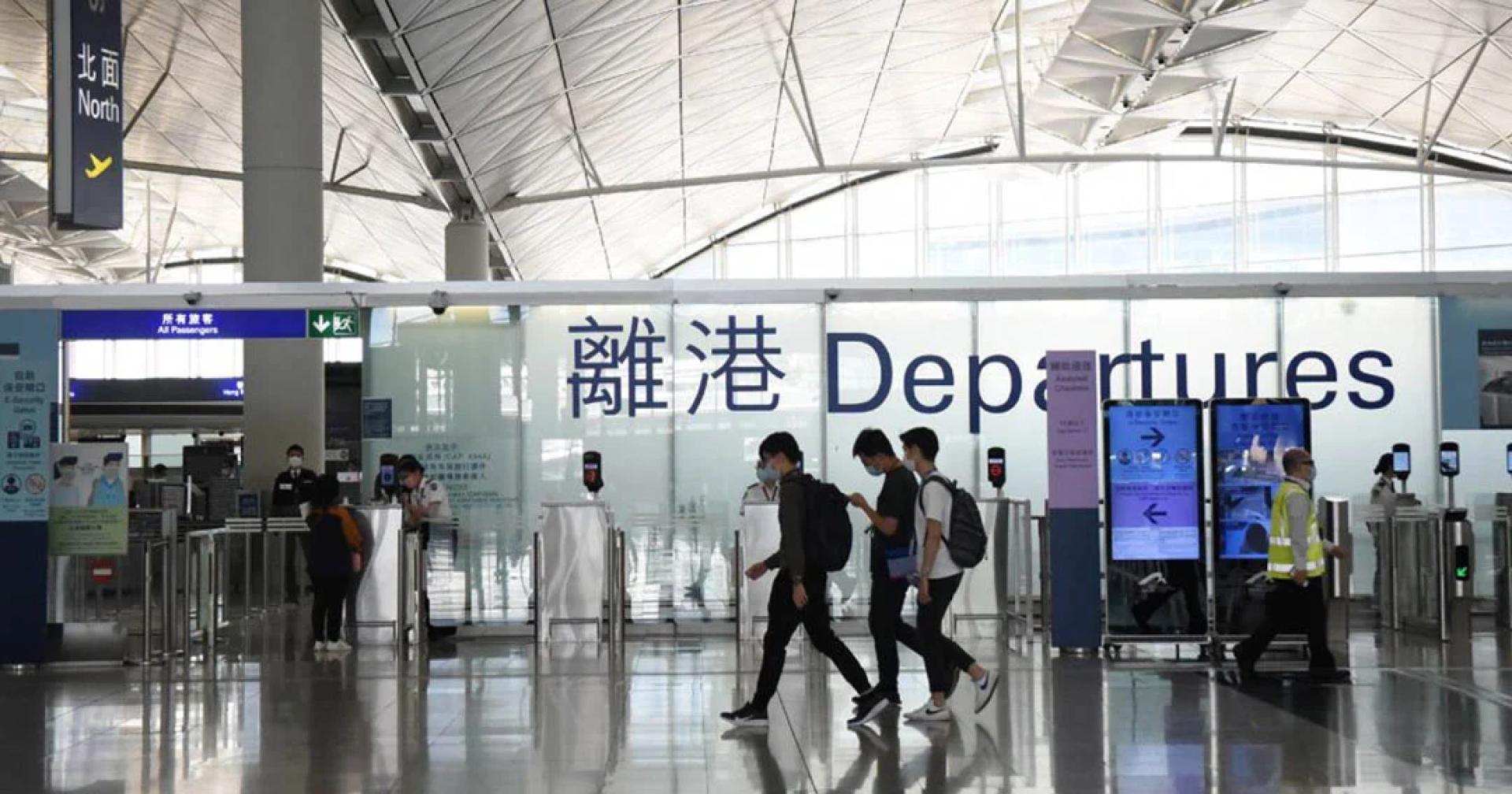 香港国际机场出境处闸口。
