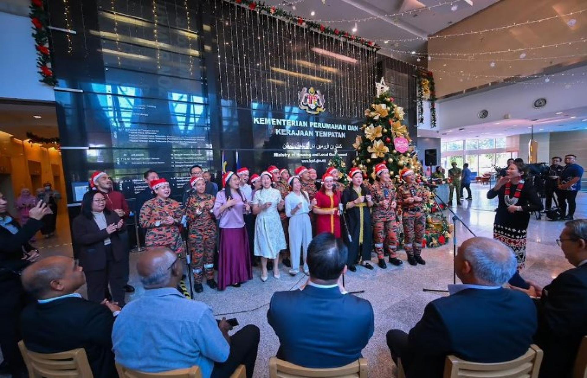 房地部各族公务员齐唱圣诞歌Feliz Navidad, We wish you a Merry Christmas，共庆多元团结，场面倍感温馨。