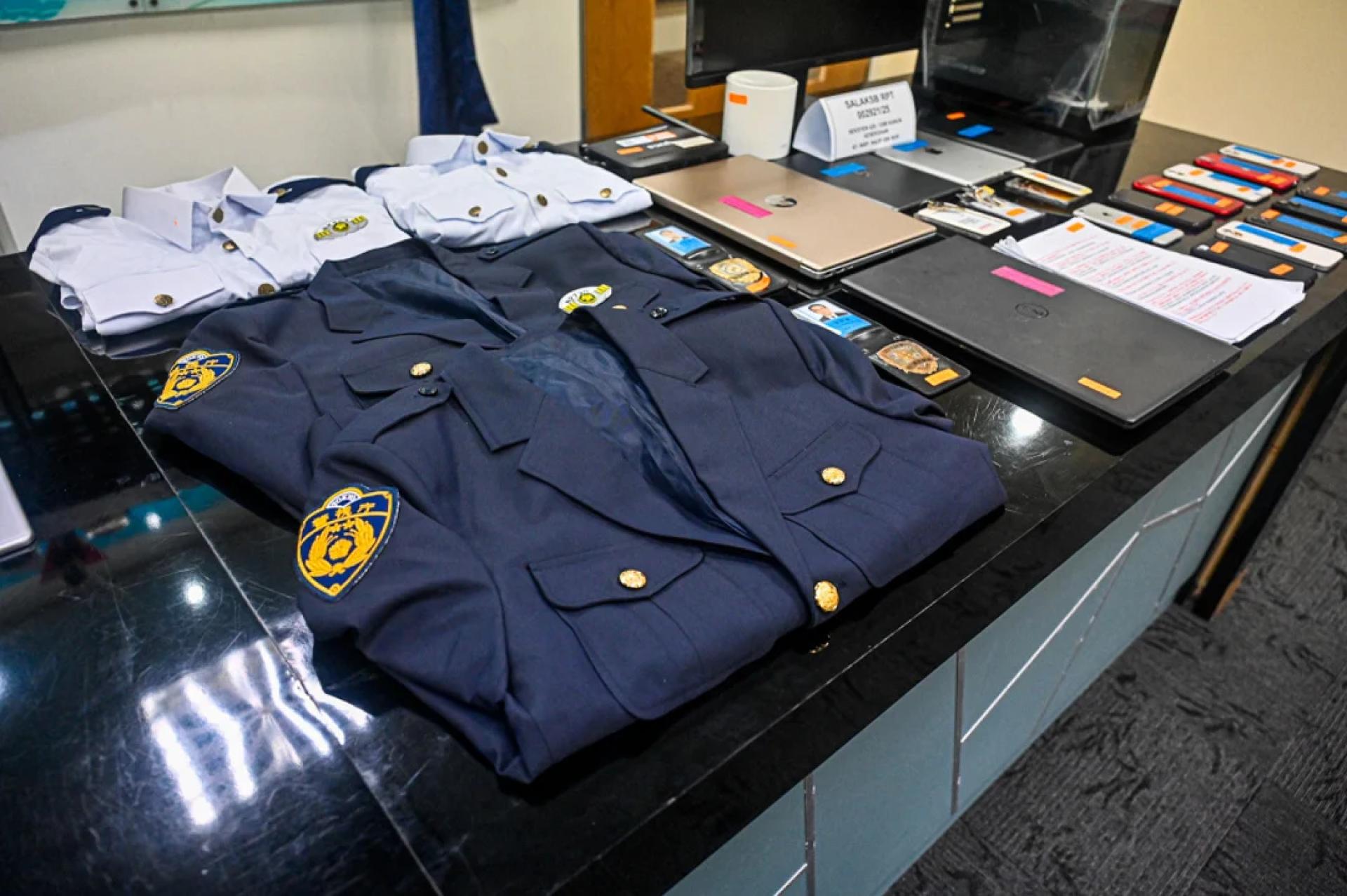 警方在两项行动中受到大批作案工具，包括“日本警察”的“制服”、“警徽”和“警察证件”等。