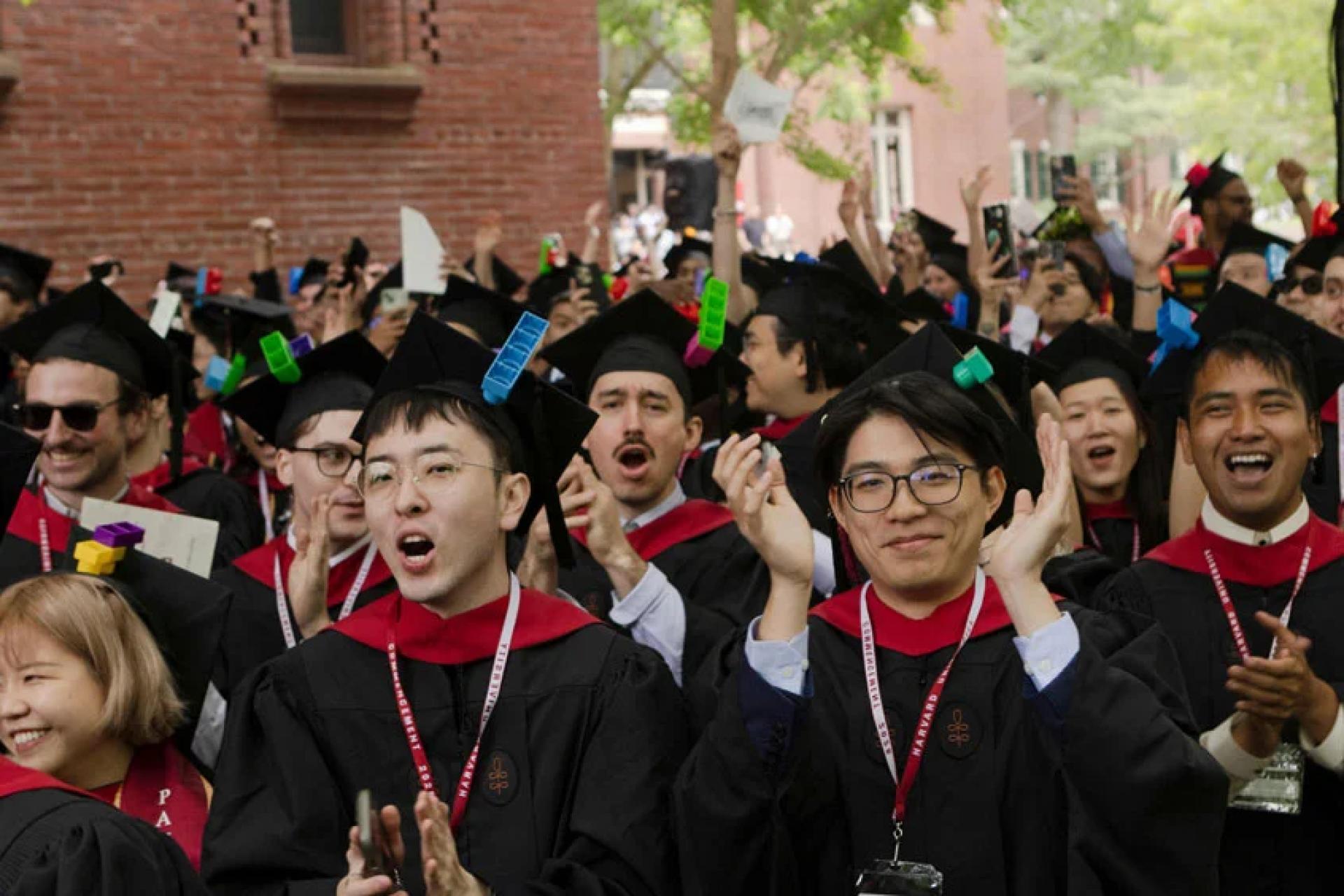 哈佛大学29日举行第374届毕业典礼。