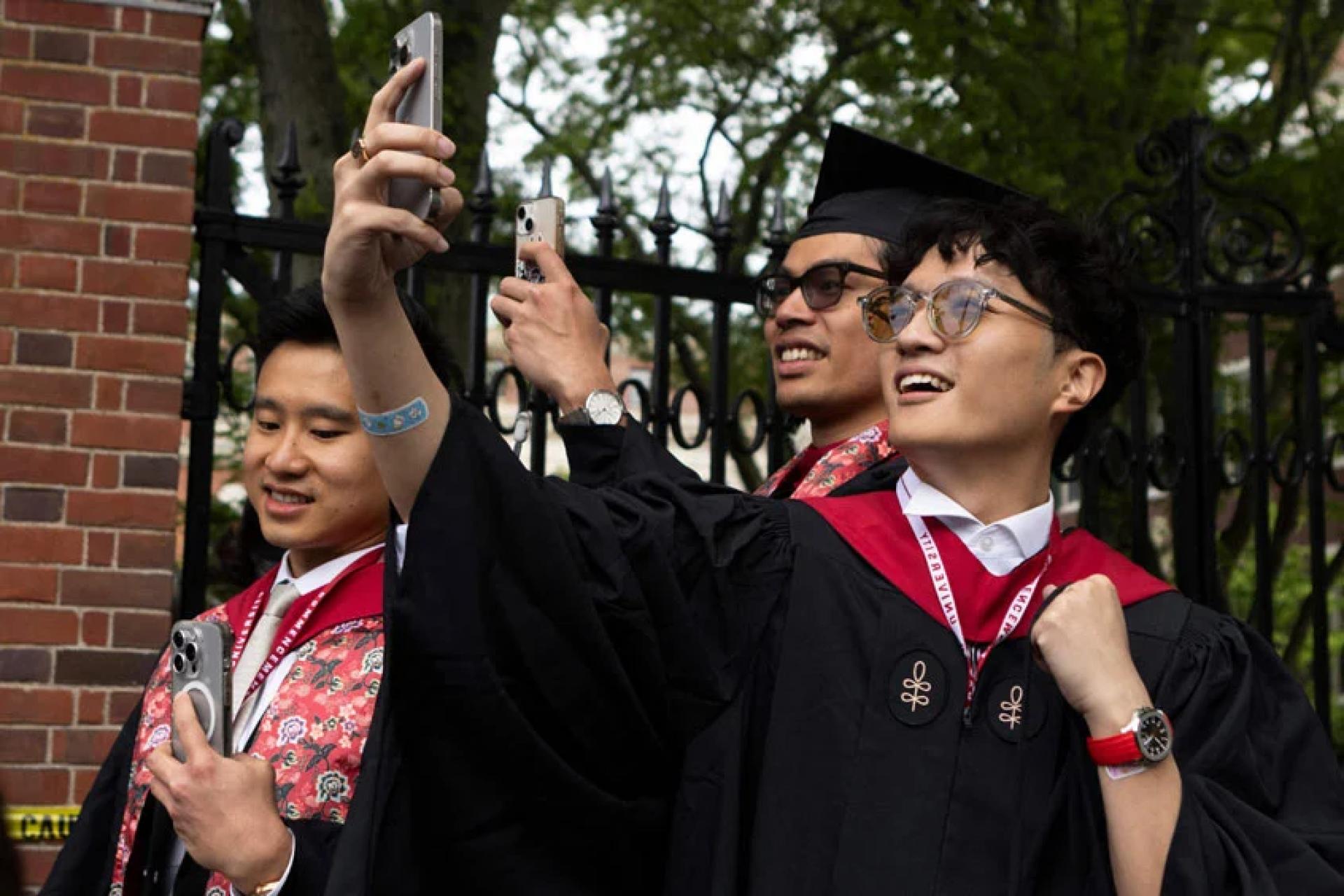 哈佛大学29日举行第374届毕业典礼。