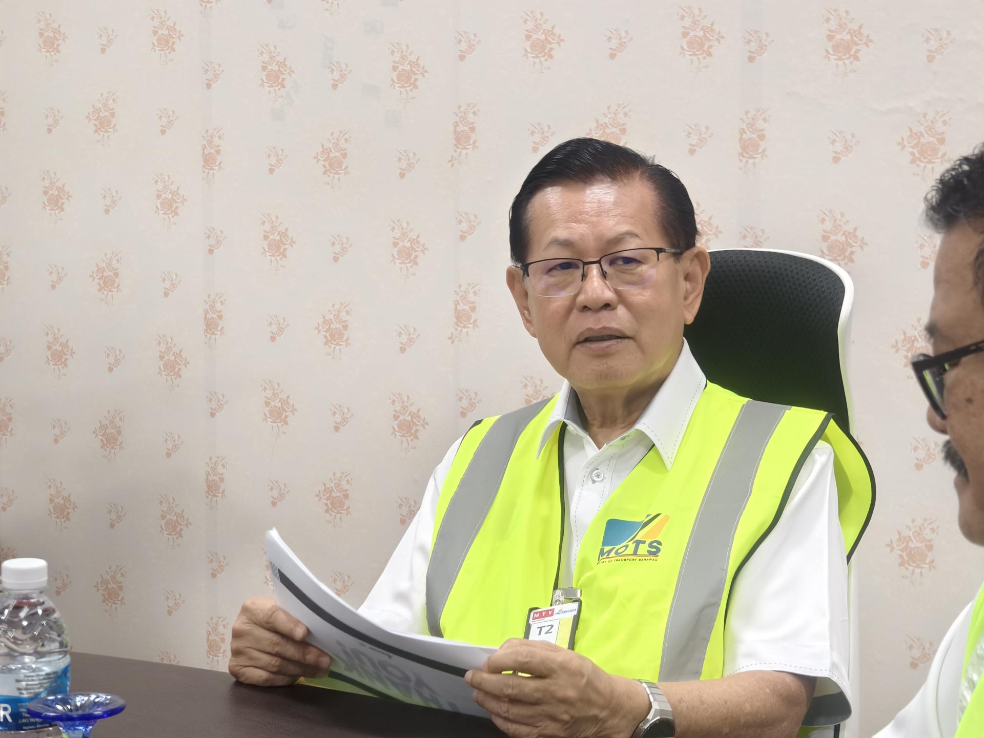砂拉越交通部长拿督斯里李景胜向媒体汇报美里机场各项工程的进展情况。