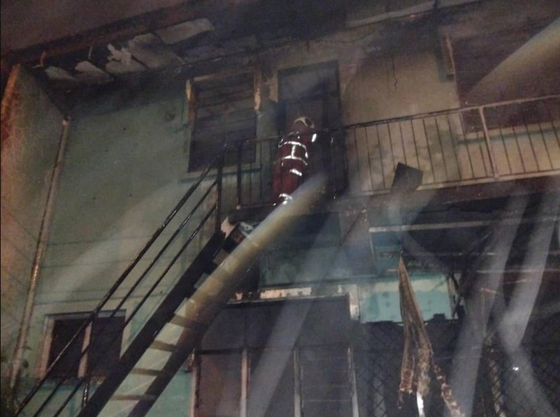 消防员检查被烧毁住宅内部区域。