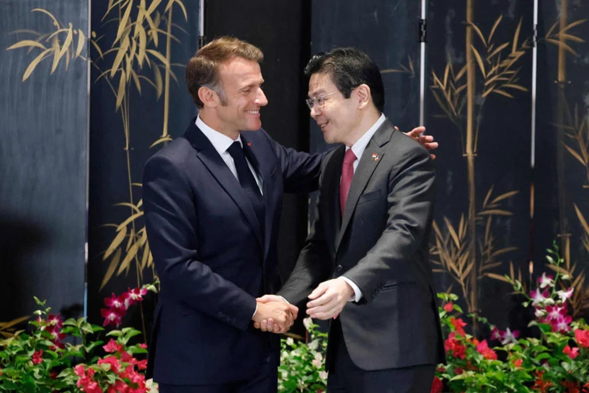 黄循财与马克宏握手。