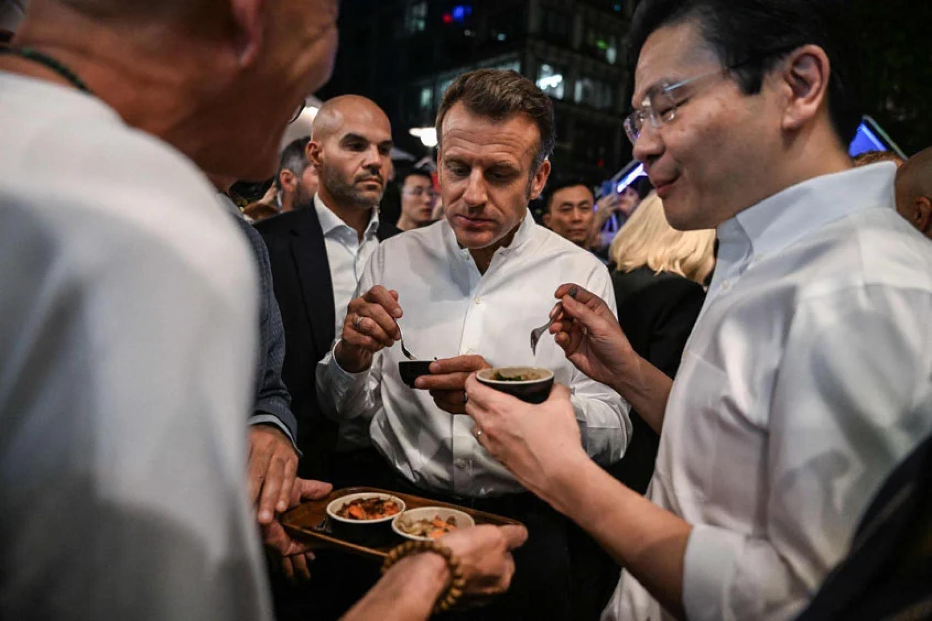 马克宏品尝新加坡美食。