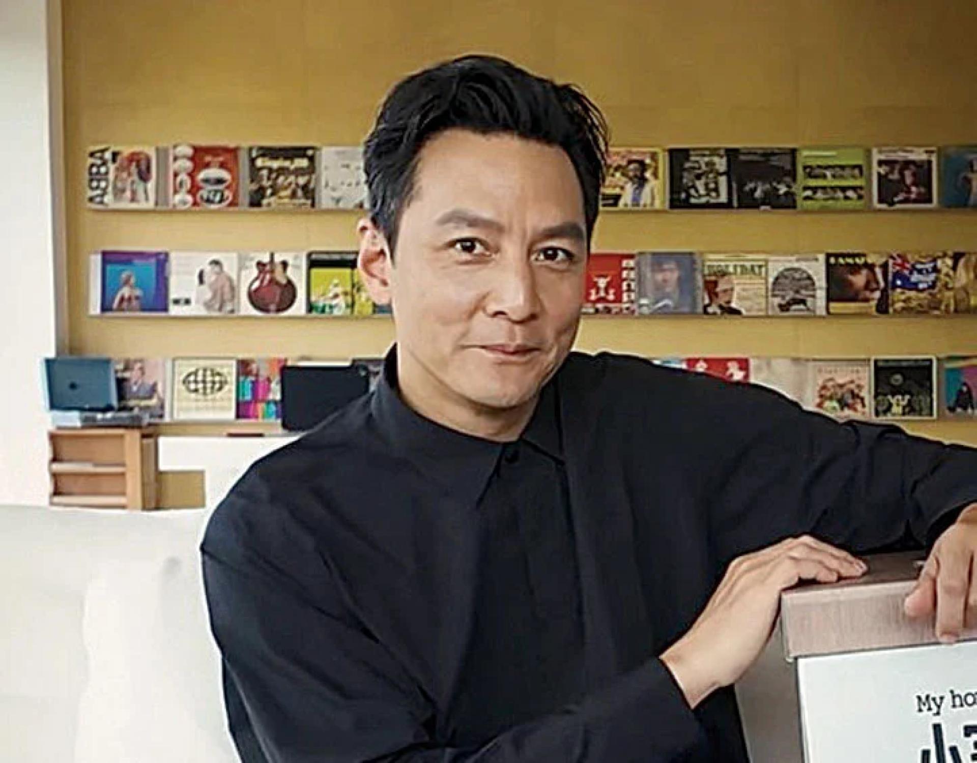 吴彦祖日前公开其豪宅内貌，由于毫无生活痕迹被指造假，也有网友留意到他在片中没有戴婚戒而惹来离婚揣测。