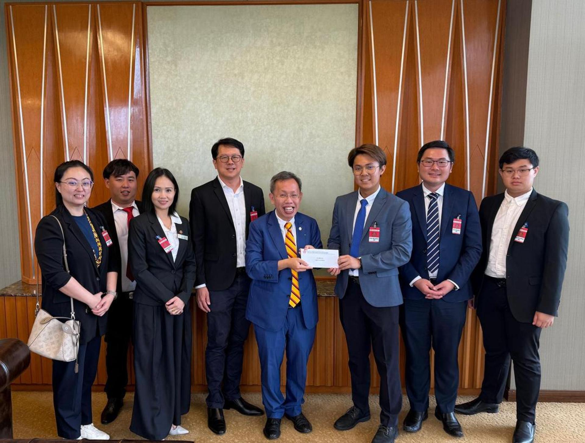 筹委会主席杨谦皓(右3)移交邀请函于主宾拿督阿玛沈桂贤，右2为秘书长黄笃荣市议员，左4为校友会会长黄廉欢。