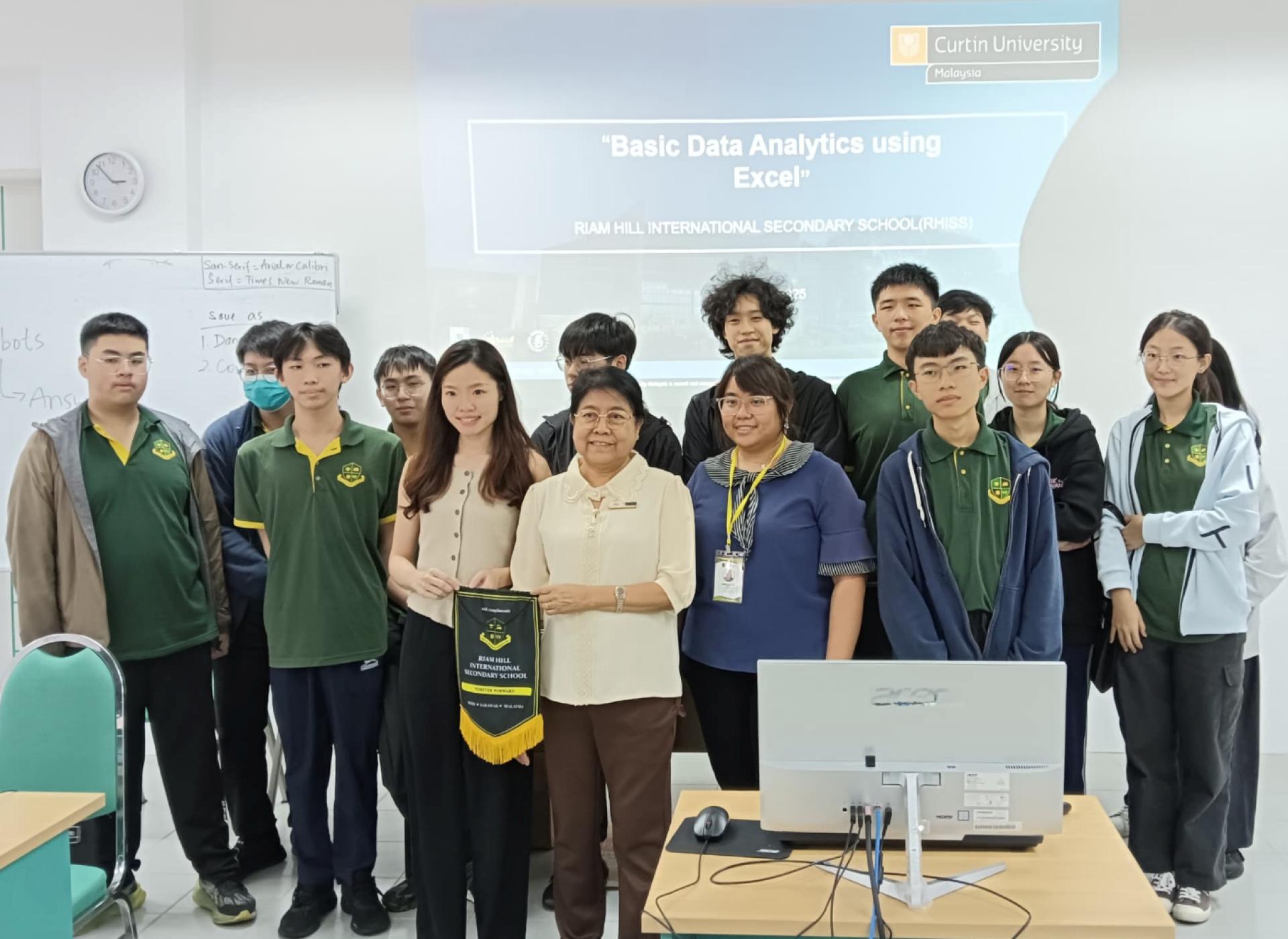 前排左起为Dr. Ivy Hii与Khin Than Myint与廉律国际中学学生在工作坊结束后合影留念。