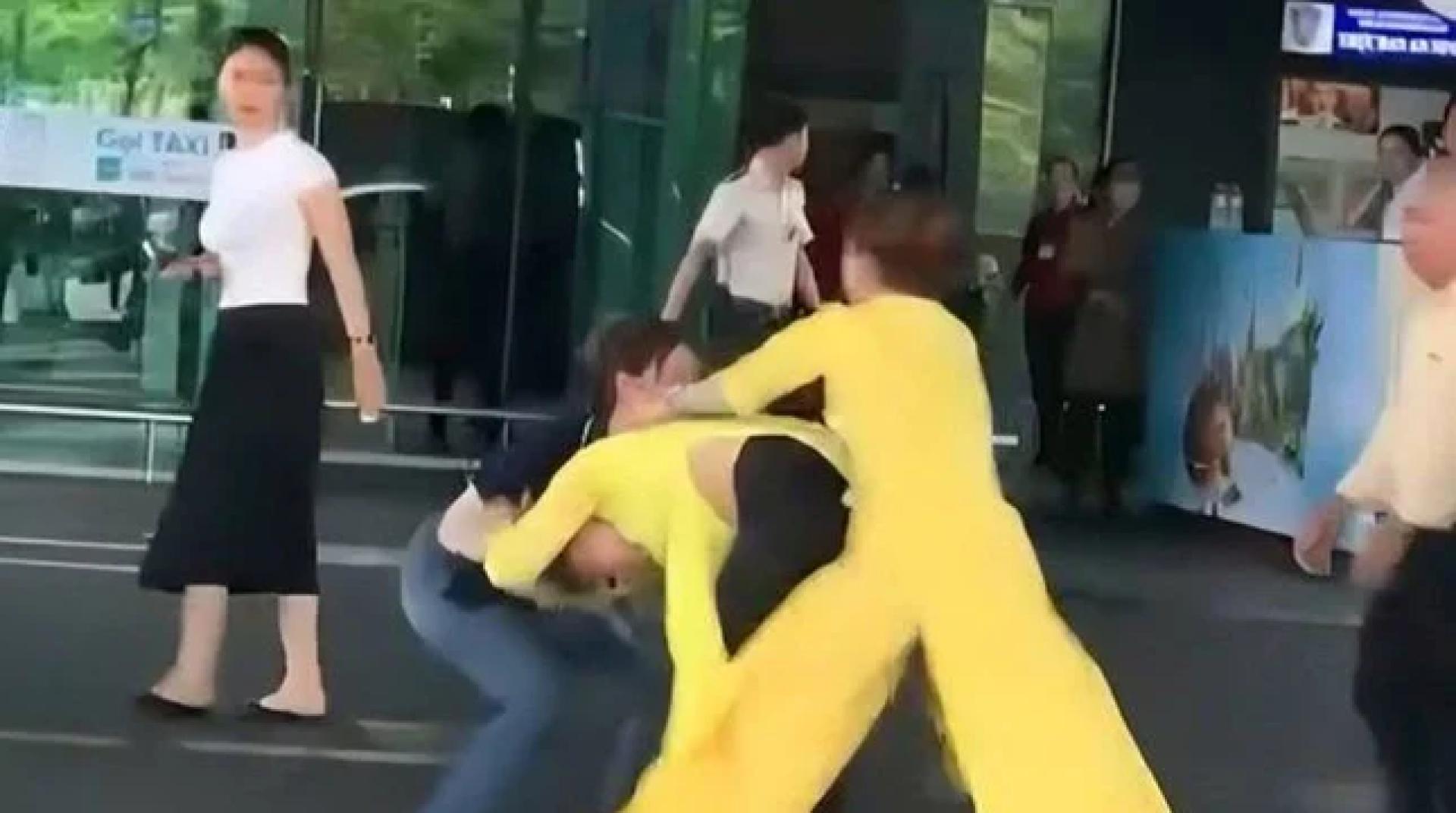 2名员工互相拉扯头发。右为劝阻者。