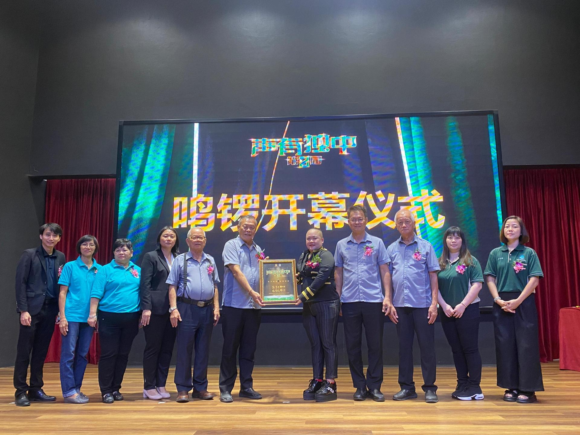 许为隆（左6）赠送纪念品予拿督斯里李景胜代表沈雅思（右5）时影。左4为校长贝美娇。