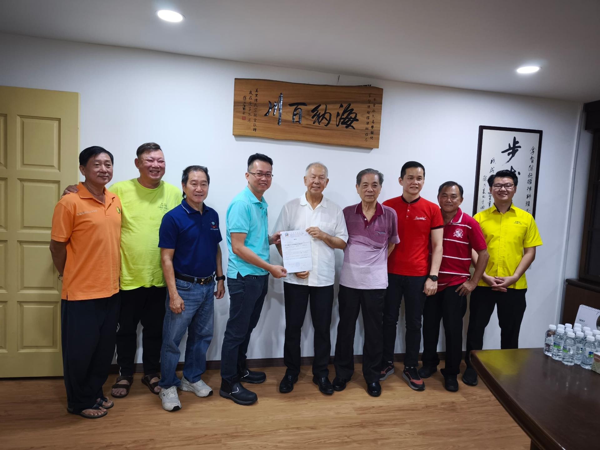 美里福州公会主席黄志滨（右4）率领筹备会成员邀请砂副旅游部长拿督陈超耀律师（中）出席就职典礼晚宴担任主宾。图为筹备会主席黄新昇（左4）呈交邀请函.