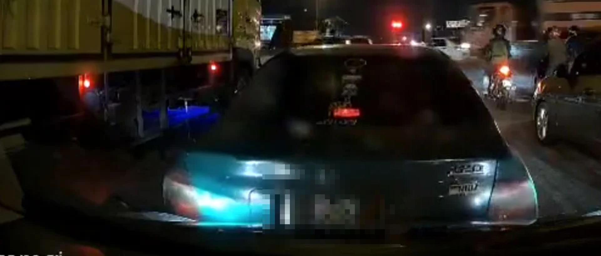 前方轿车突然往后倒车。