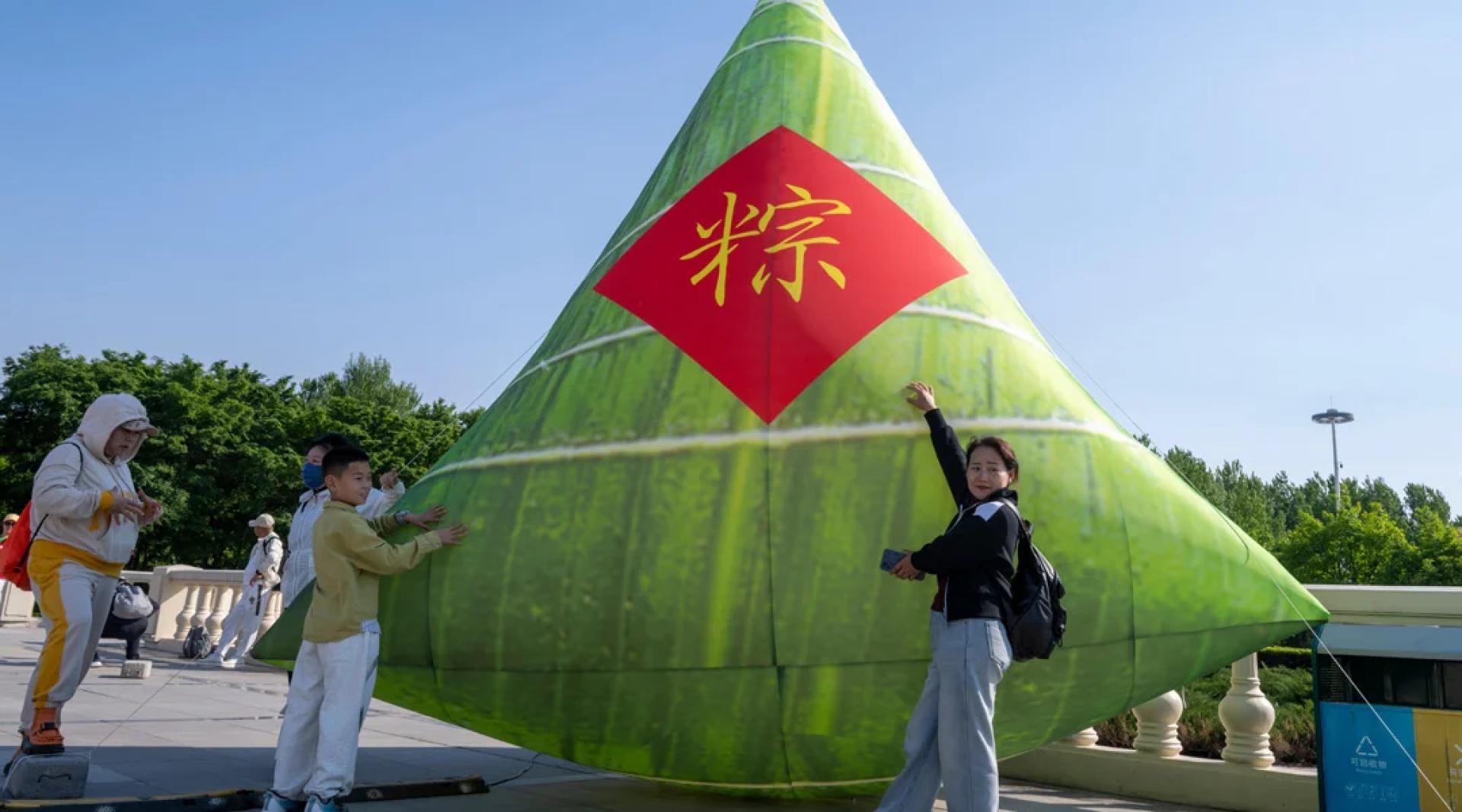哈尔滨太阳岛风景区的大棕子吸引游客拍照。（图：新华社）