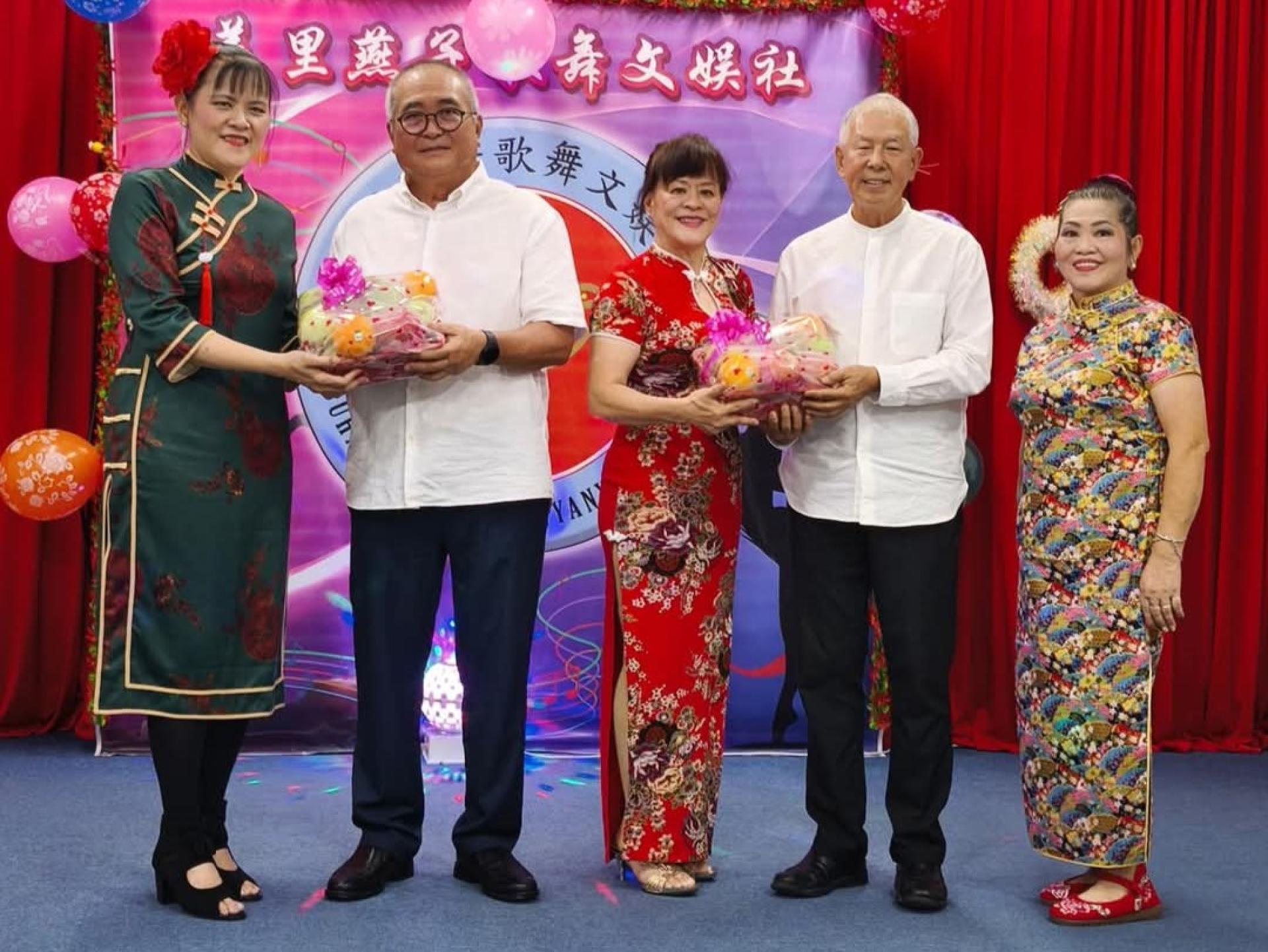 美里燕子歌舞文娱社社长郑小燕（中）与副社长张丽燕（左一）联合赠送水果礼篮予砂旅游部副部长拿督陈超耀（右二）及美里市长兼埔奕区州议员俞小珊（左二）。右一为秘书黄宝珠。