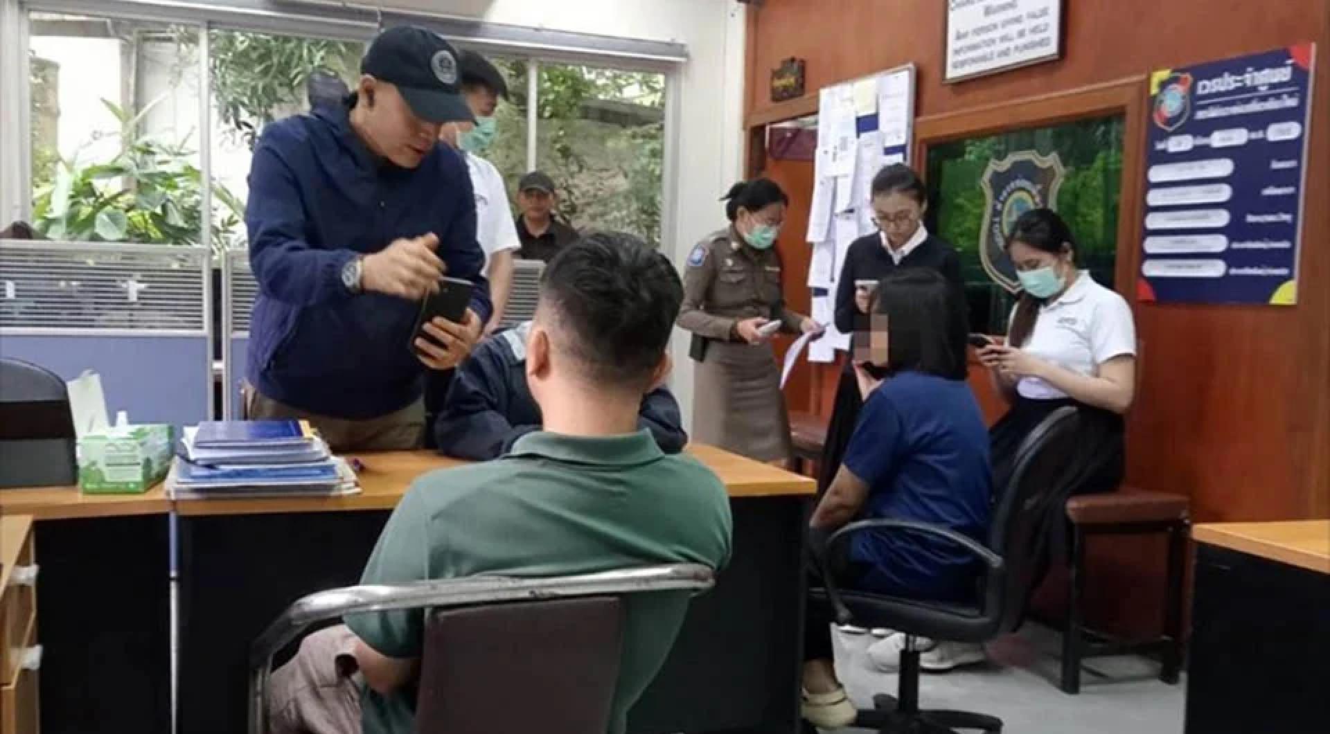 男游客被带回警局。（图：Pattaya Mail）