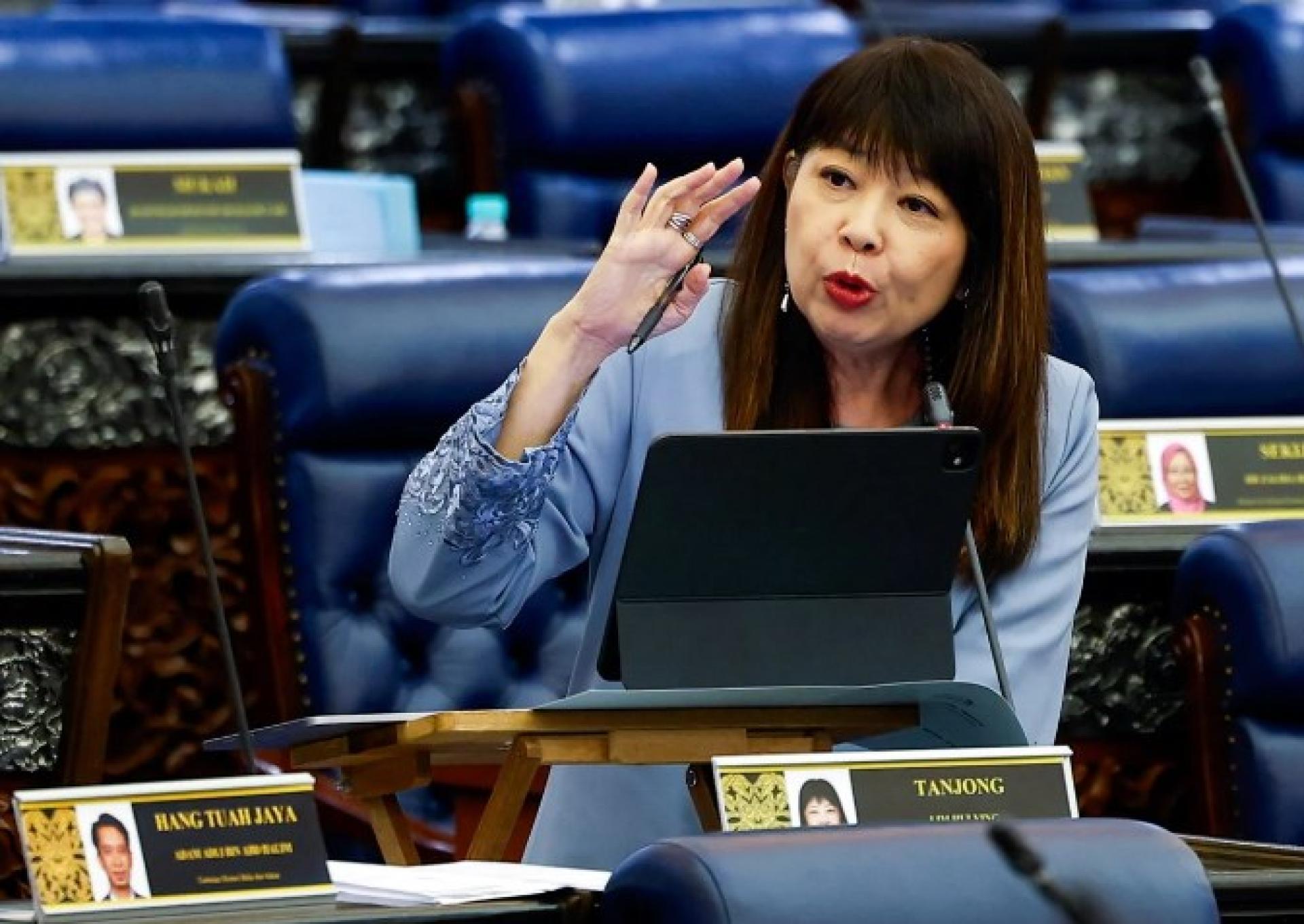 林慧英：财政部正与相关单位进行协商，以探讨如何解决大马人寿保险协会欲调高医药保险的问题。