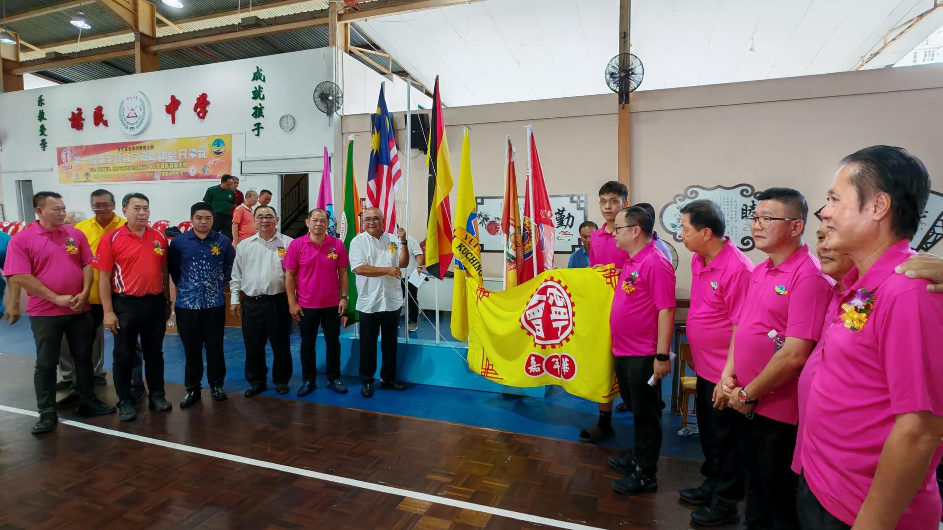 前排左3起为美里区国会议员赵俊文的代表何景源、马来  西亚会宁总会总会长拿督廖志明、“第14届全砂会宁嘉年华会”总筹备会  主席兼名誉会长江先柱、美里市市长俞小珊，以及众嘉宾一同进行升旗  礼。