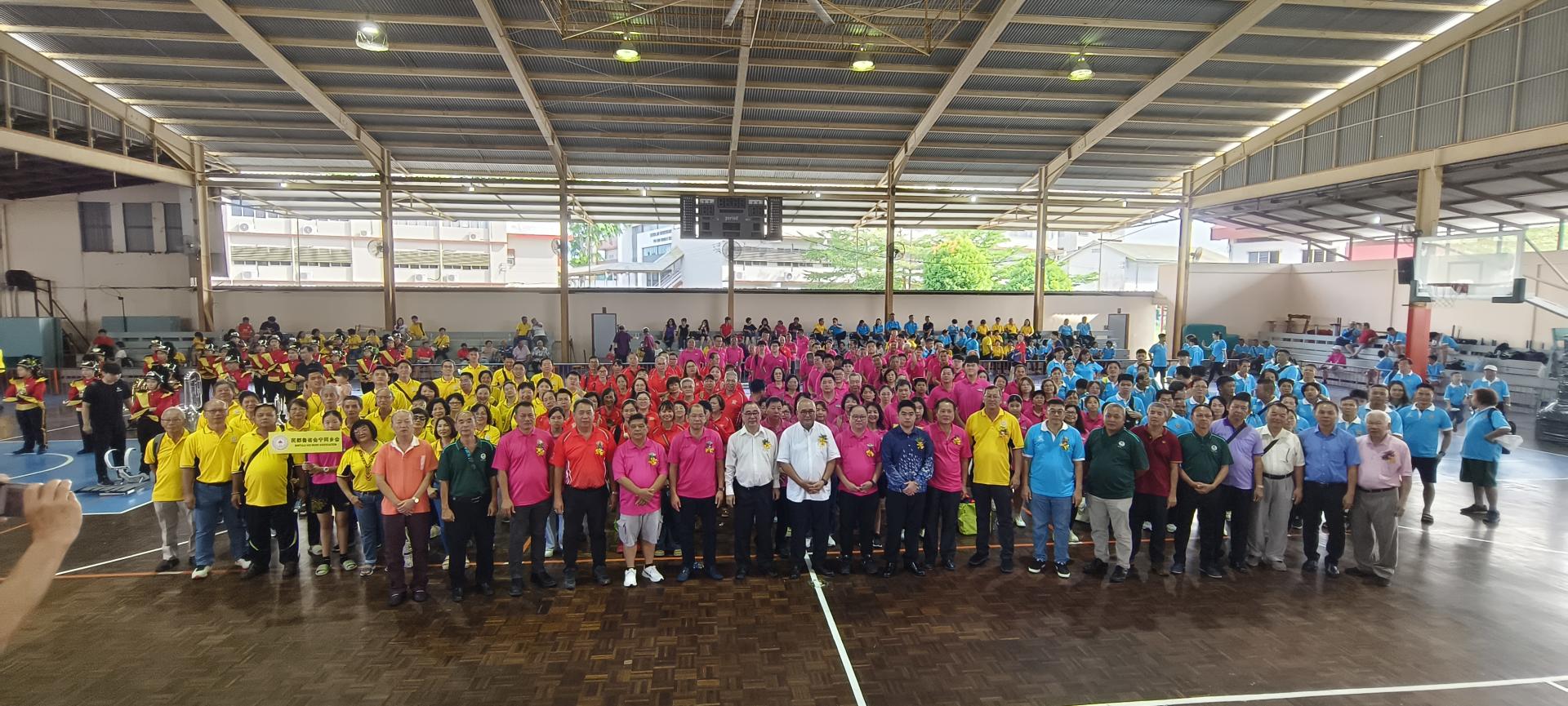 众嘉宾与参与第14届全砂会宁嘉年华各区代表队伍合影。