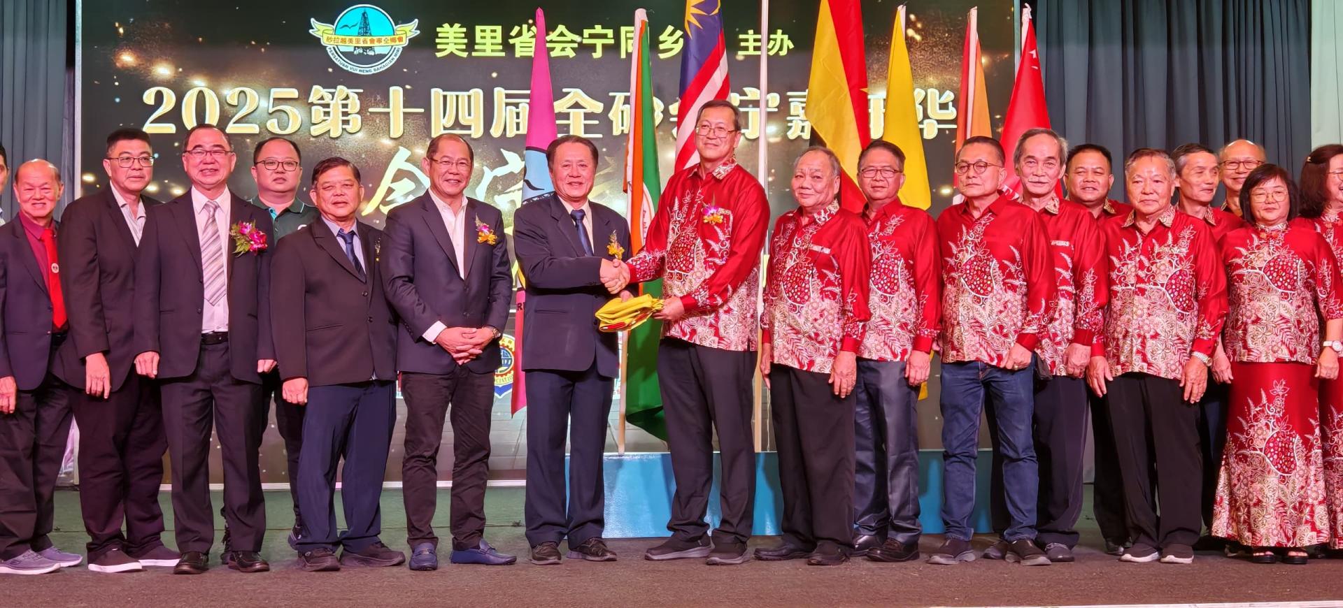 前排左3起为拿督廖志明、大会会长江顺诗、筹备会主席江先柱，以及众嘉宾陪同会长张志明（  左6）移交嘉年华会旗帜予民都鲁省会宁同乡会会长梁营政。