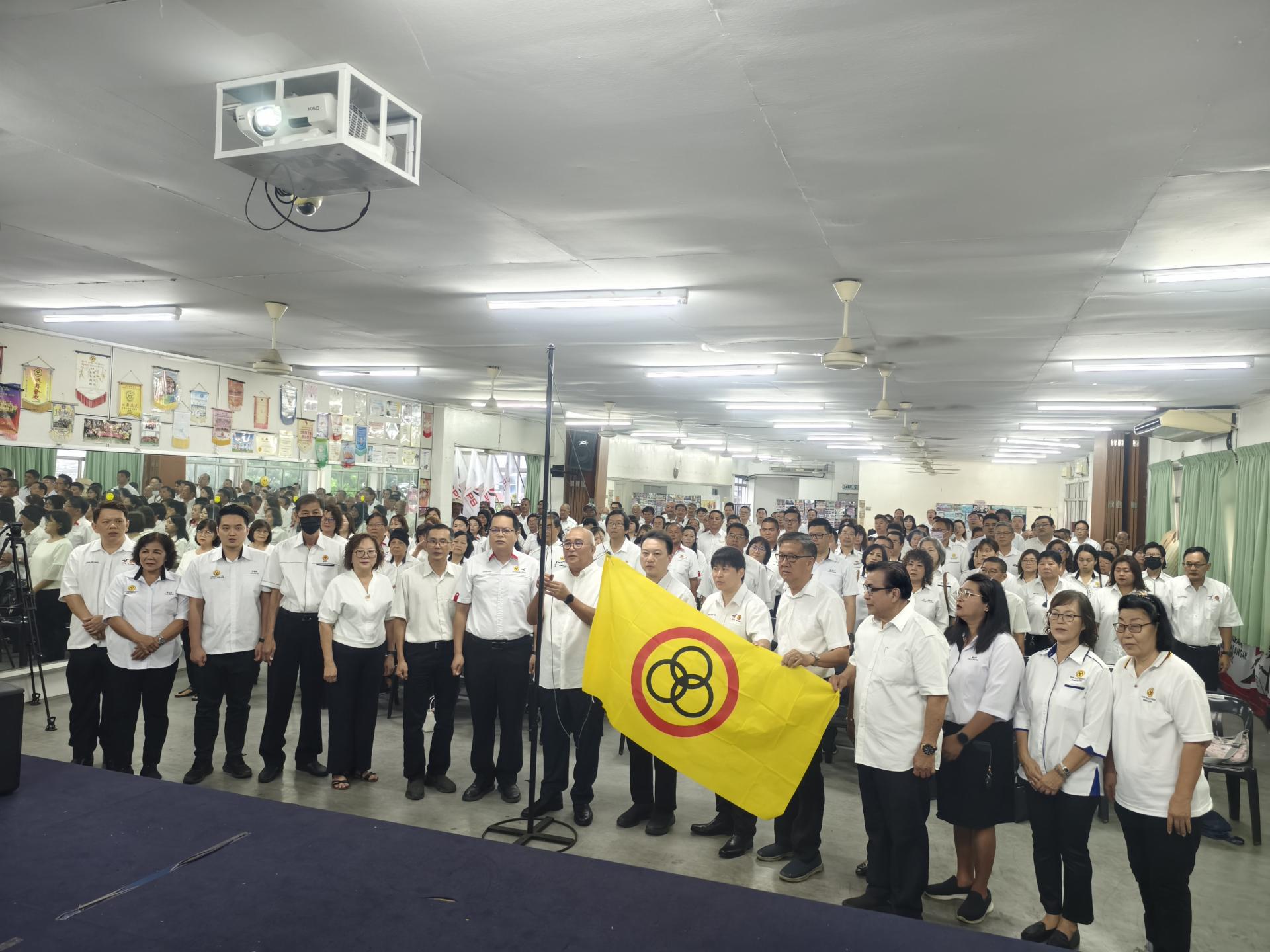 美里实务的国会联委会5个支部执委于今早举行升旗礼，庆祝砂人联党党庆66周年，由美里实务地国会联委会副主俞小珊主持。