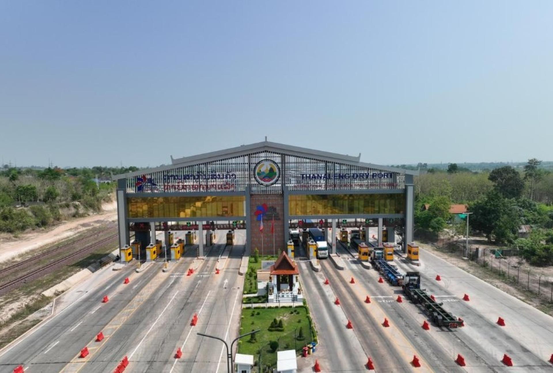 泰国正在协助老挝规划12号路线大道，建成后将连接泰国、老挝和越南，成为三国之间另一条重要的贸易通道。 （档案图片）