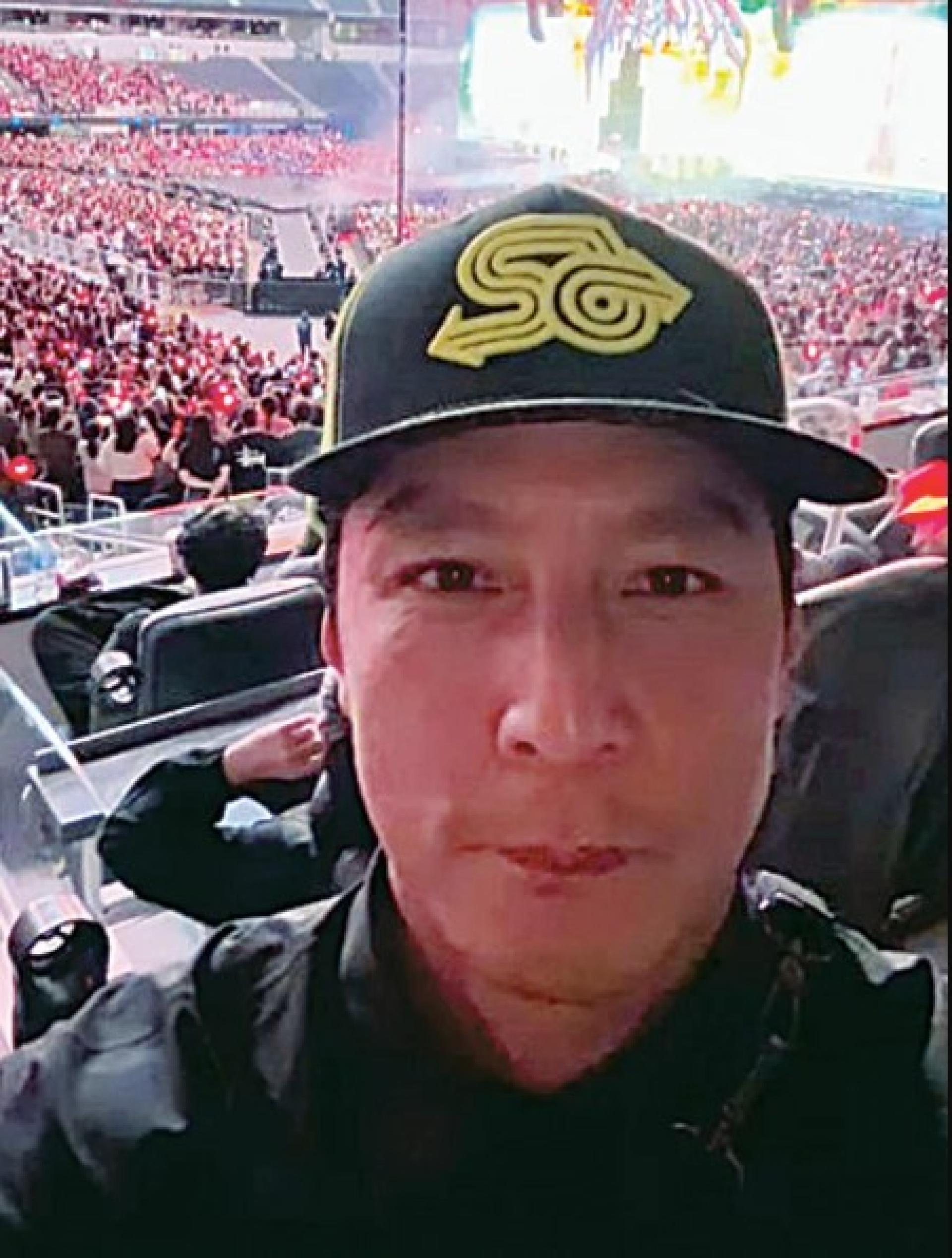 吴彦祖拿手机录影的方式，被吐槽很像是亚洲老爸。