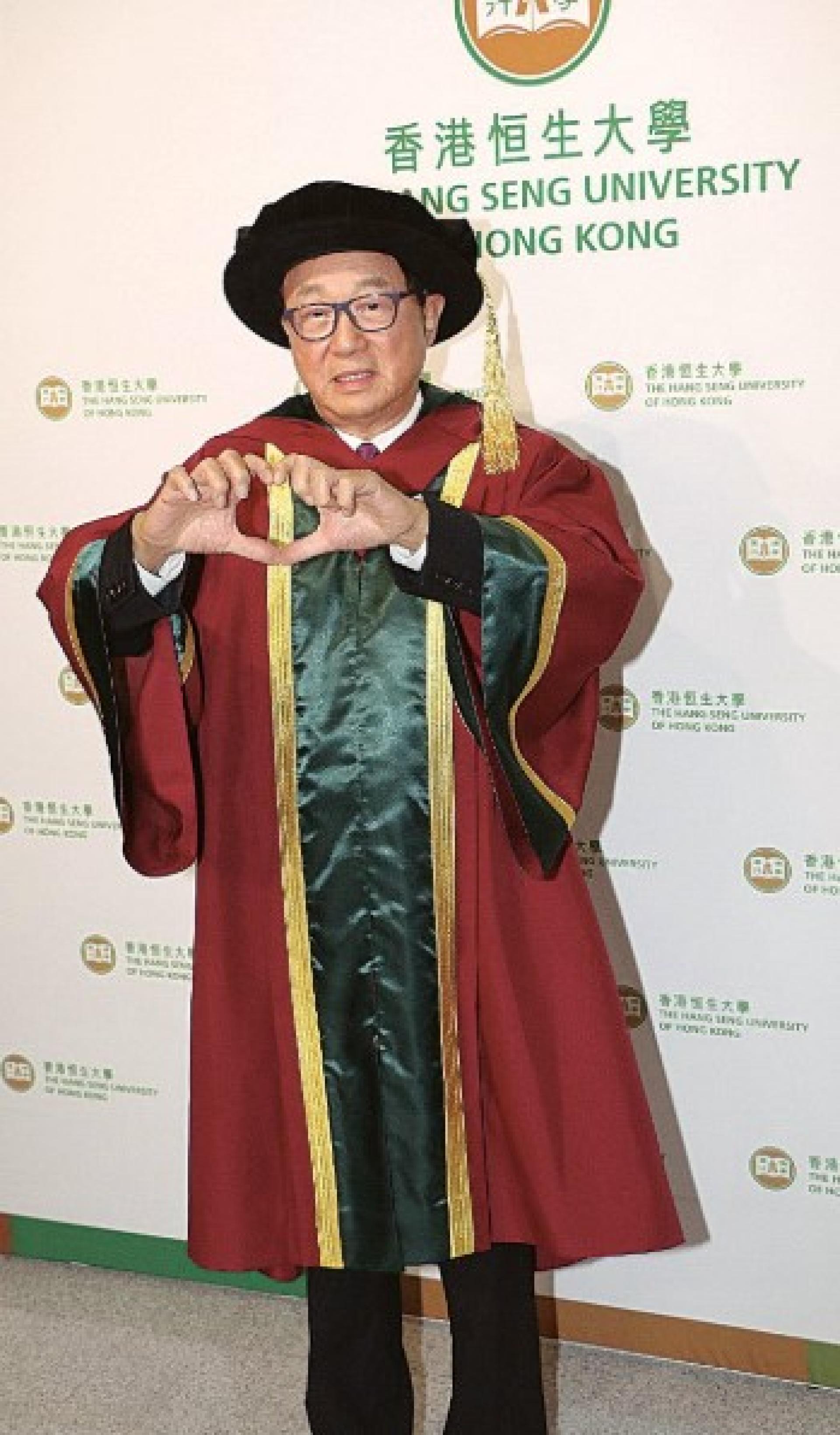 许冠文荣升博士。