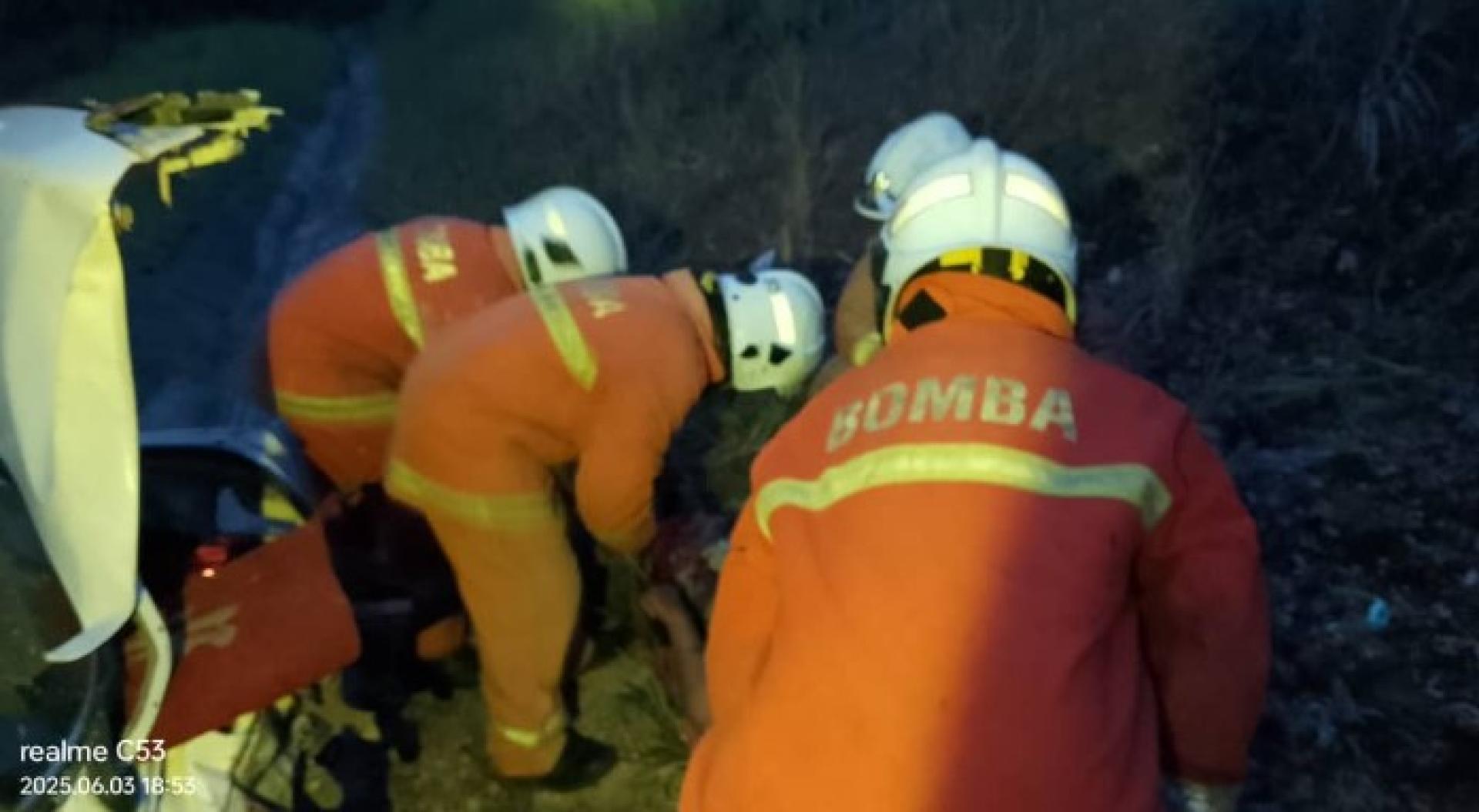 Bomba membantu mengeluarkan mangsa.