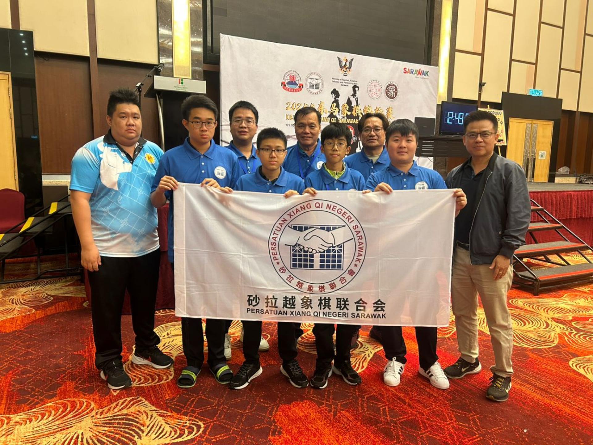 砂拉越象棋联合会主席陈宗义（右）授旗于领队黄义熙（左）。