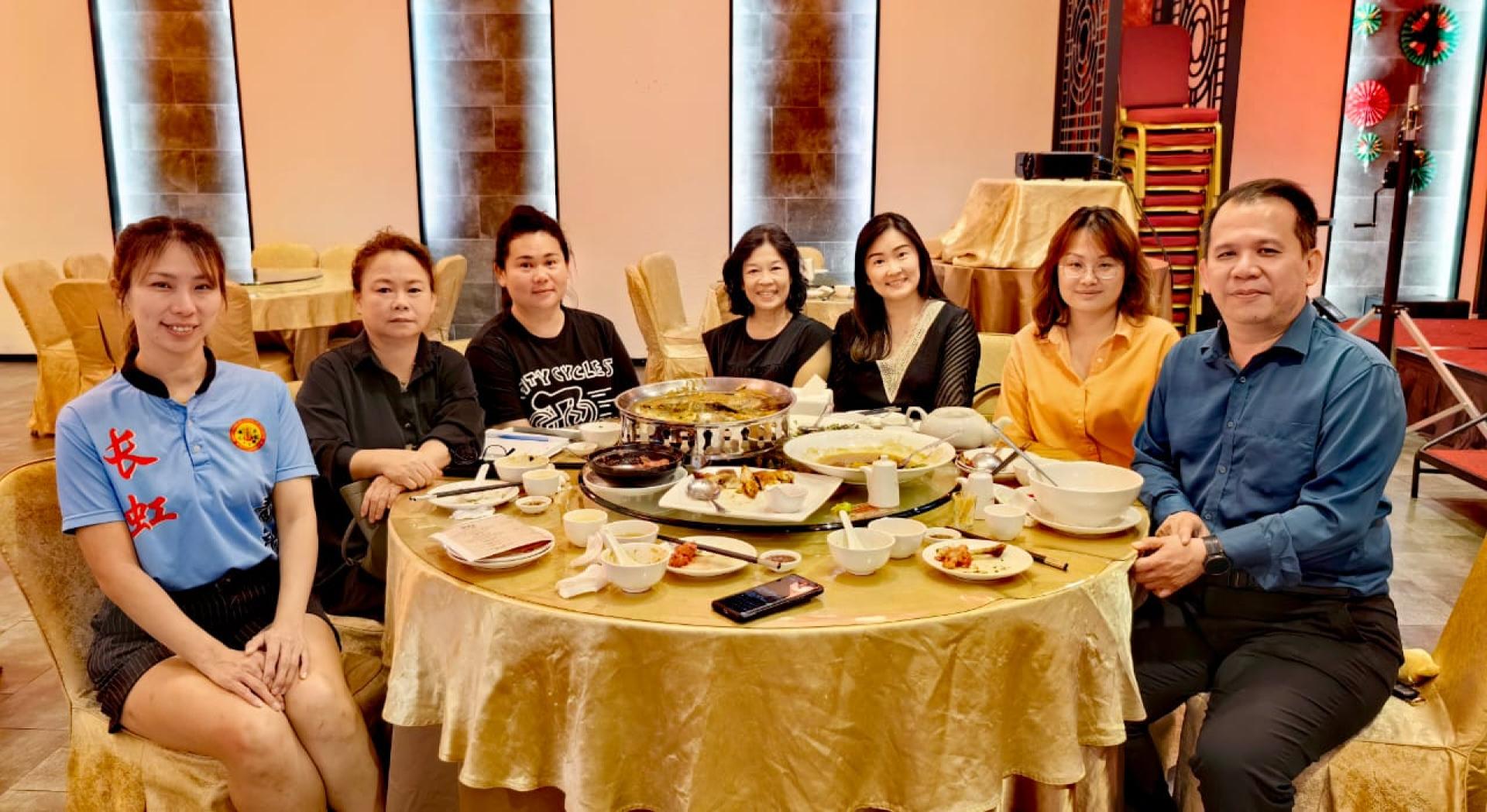 美里博爱协会《因爱前行，与善同行》慈善晚宴兼第9届理事就职典礼筹备会成员合影。左1为筹备会主席吴虹霓。