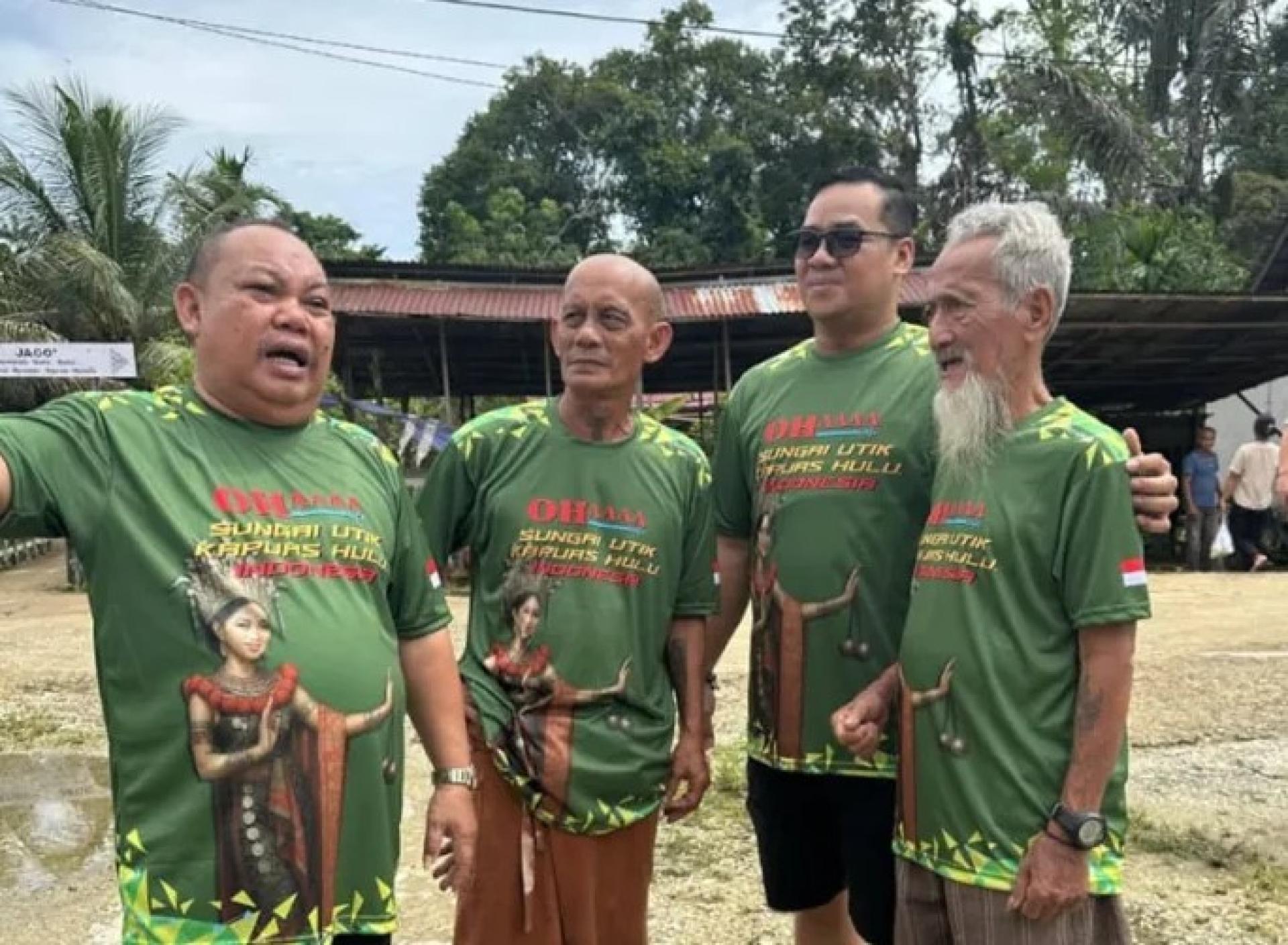 彼得·约翰（左2）与砂拉越代表团成员近日访问西加里曼丹时进行讨论。