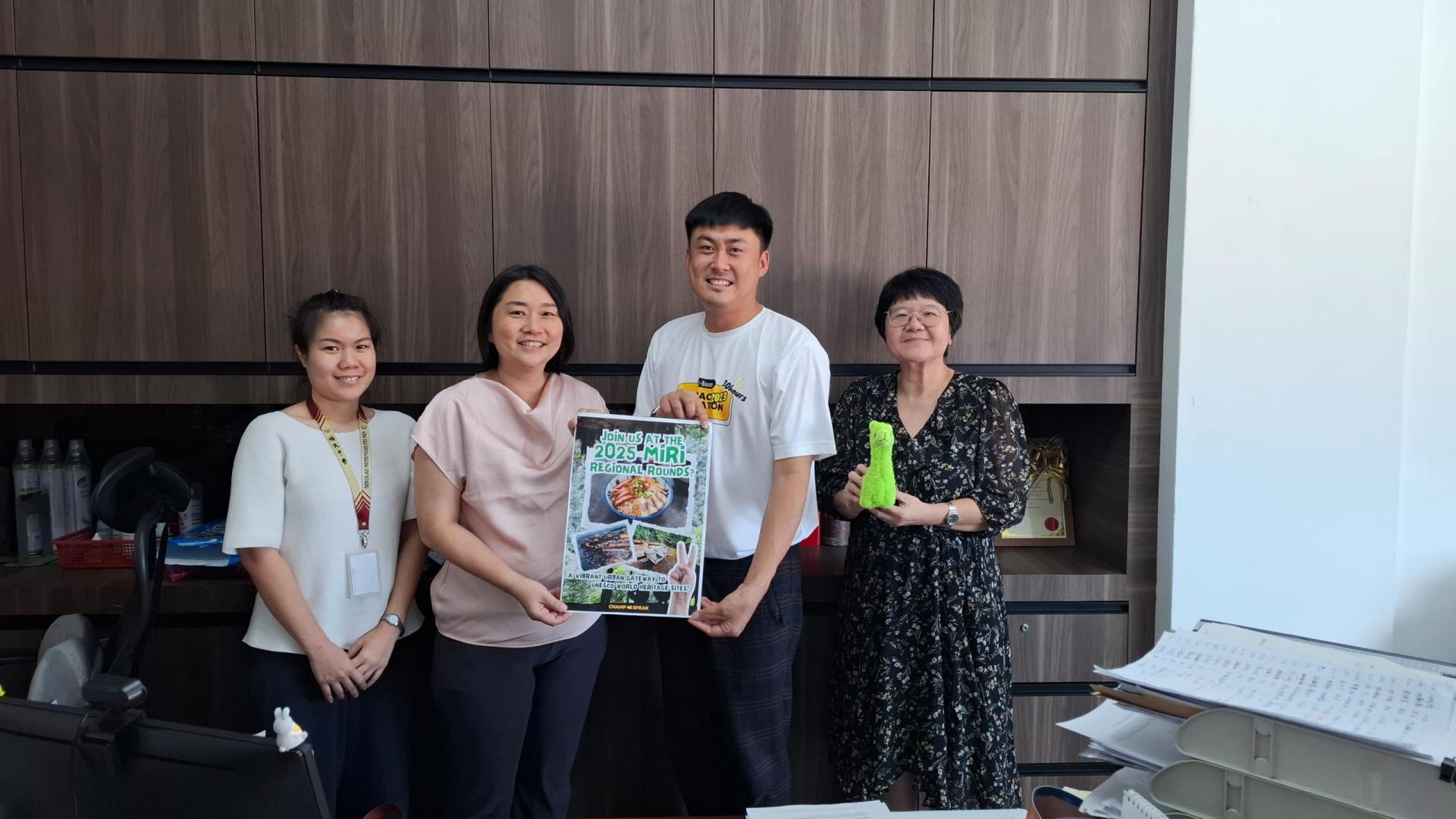 世界学者杯美里区域赛将在6月21至22日在美里培民中学举行。右2为Champs Education林宝俊，左2为培中校长贝美娇。