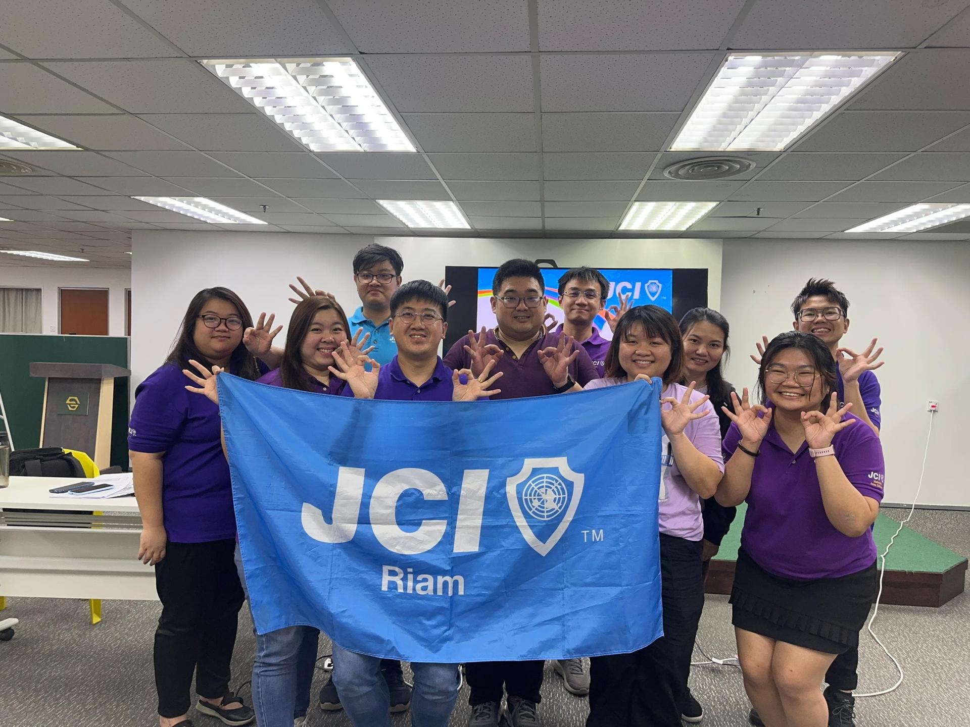 《JCI Networking》交流工作坊圆满结束。前左3为该会廉律青年商会副会长兼筹备会主席林永铧，右3为会长兼主讲员许勋耀。