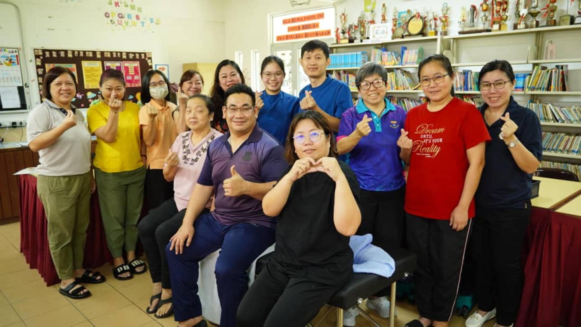 古晋新渔村政府华小的教师们在两位嘉宾的服务下得到舒缓，受益良多，纷纷表扬他们的义举.