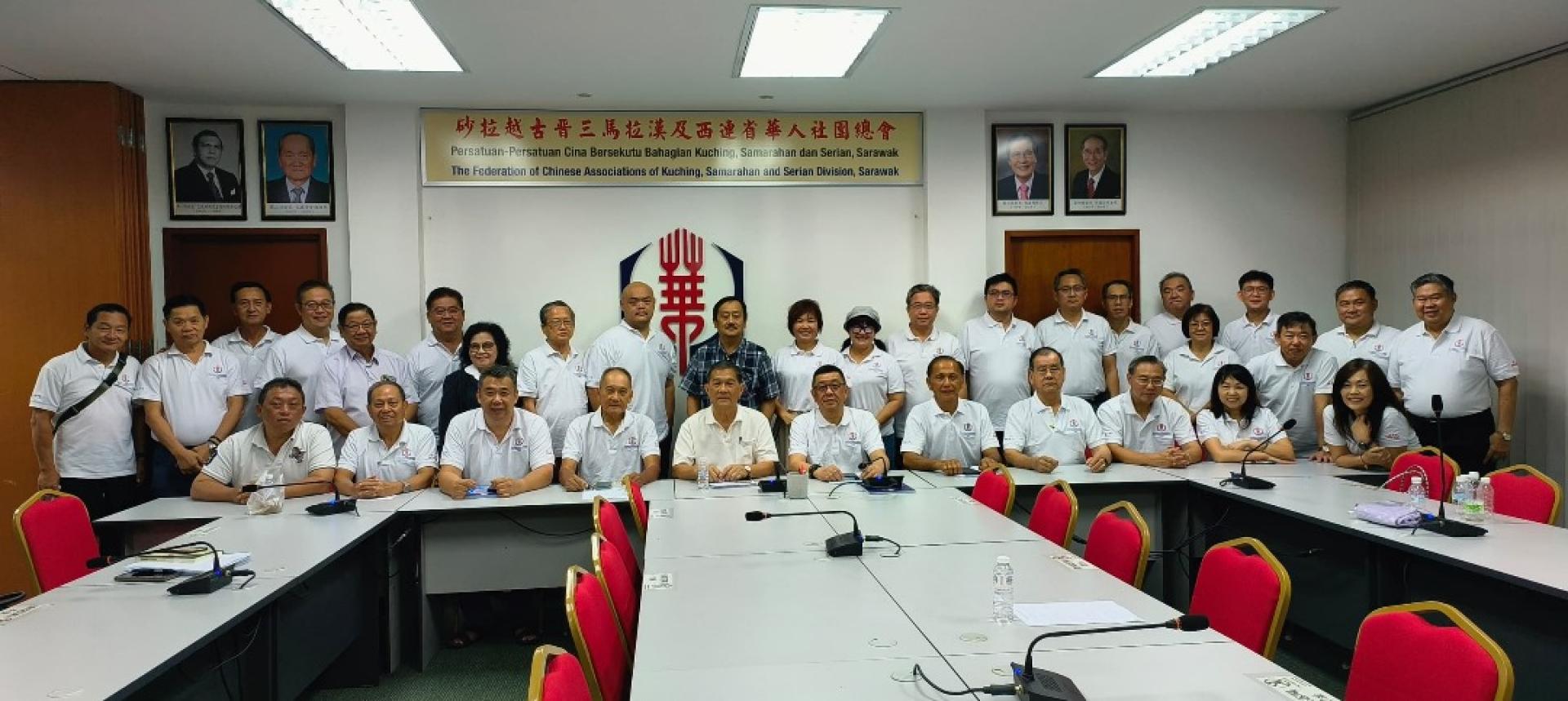 黄良杰(坐者中)主持理事会议后与全体理事合影.