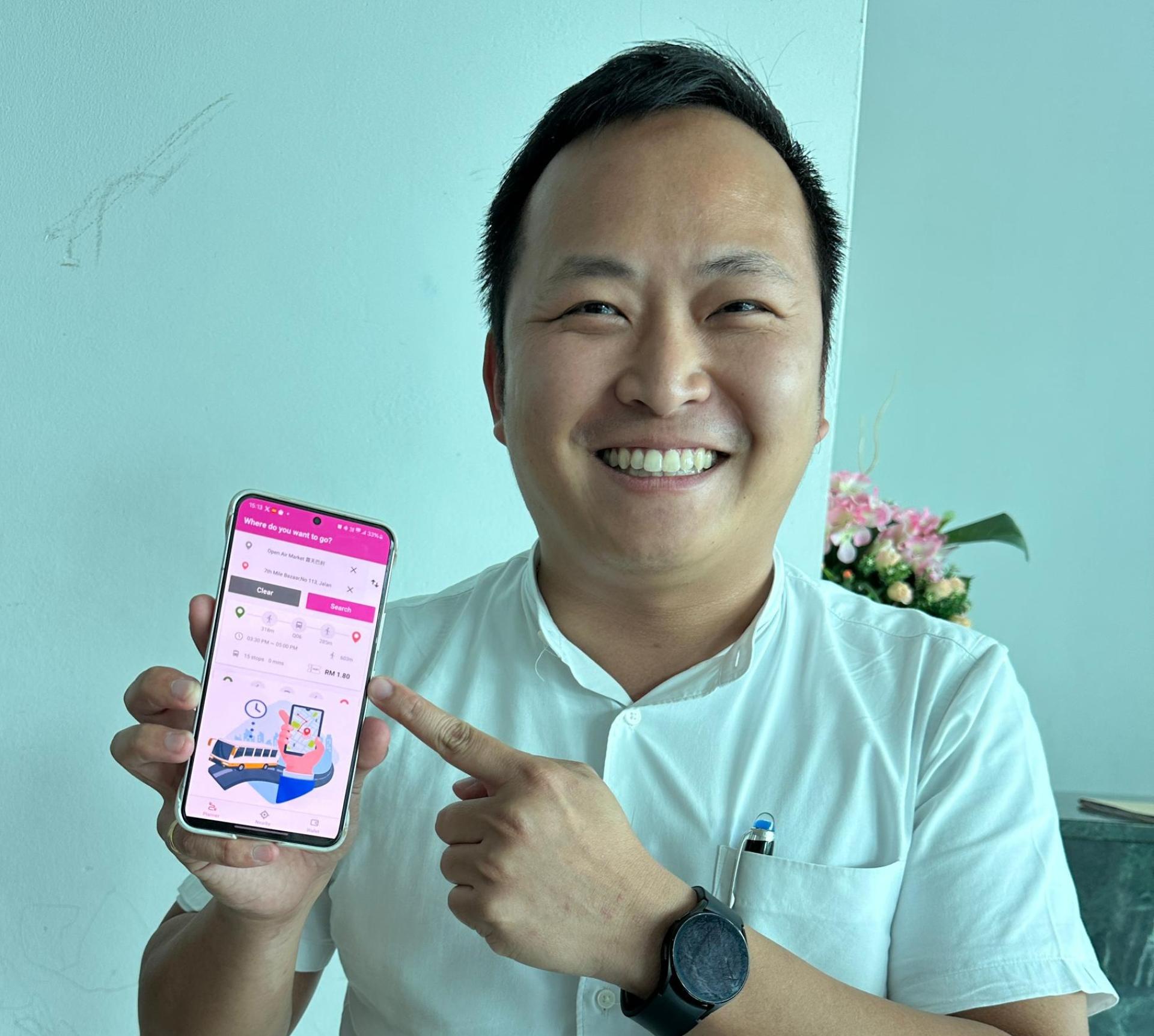 砂商用车辆注册局主席江峰年展示相关App。