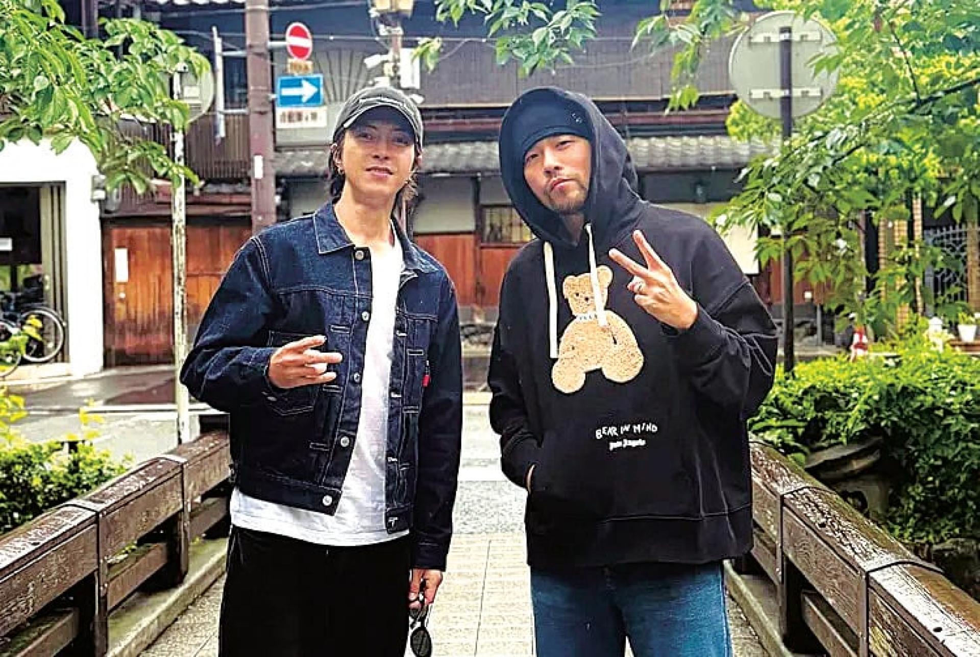 周杰伦与山下智久同游日本京都。